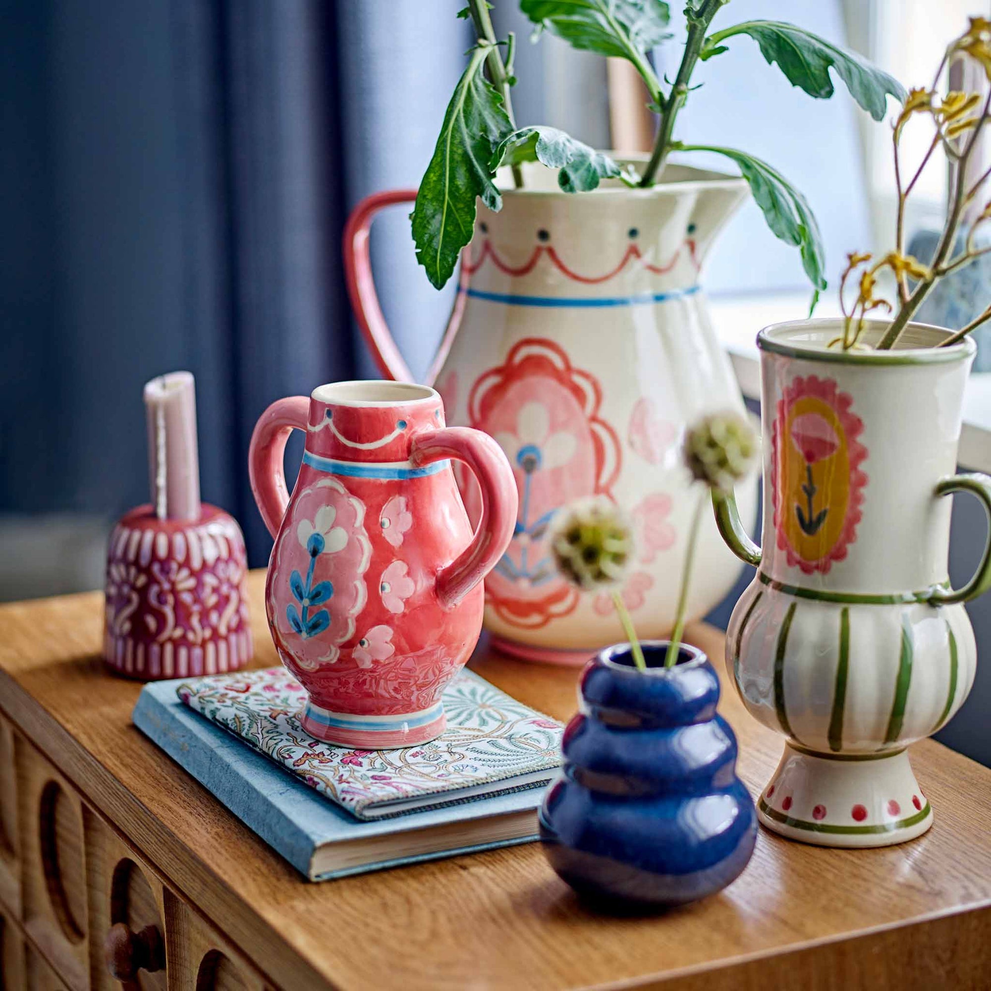 Bloomingville（ブルーミングヴィル）は2000年にデンマークで誕生した北欧インテリアブランドです。創業者ベティーナ・スタメのもと、北欧デザインの伝統に現代的な感性を融合させた製品を展開し、シンプルで温かみのあるライフスタイルを提案しています。ナチュラルな素材や落ち着いた色合いが特徴で、リビングやキッチン、バスルーム、子供部屋などさまざまな空間に自然に調和し、心地よさをもたらします。テーブルウェア、北欧雑貨、キッズアイテムまで幅広く揃え、使いやすさと美しさを兼ね備えたデザインで暮らしを彩ります。「小さな変化で大きな幸せを」というコンセプトのもと、手の届く価格で上質な北欧スタイルを日常に取り入れることができるのも魅力です。ナチュラルインテリアやシンプルモダンな空間づくりに関心のある方に最適なブランドとして、Bloomingvilleはヨーロッパを中心に世界中で高く評価されています。