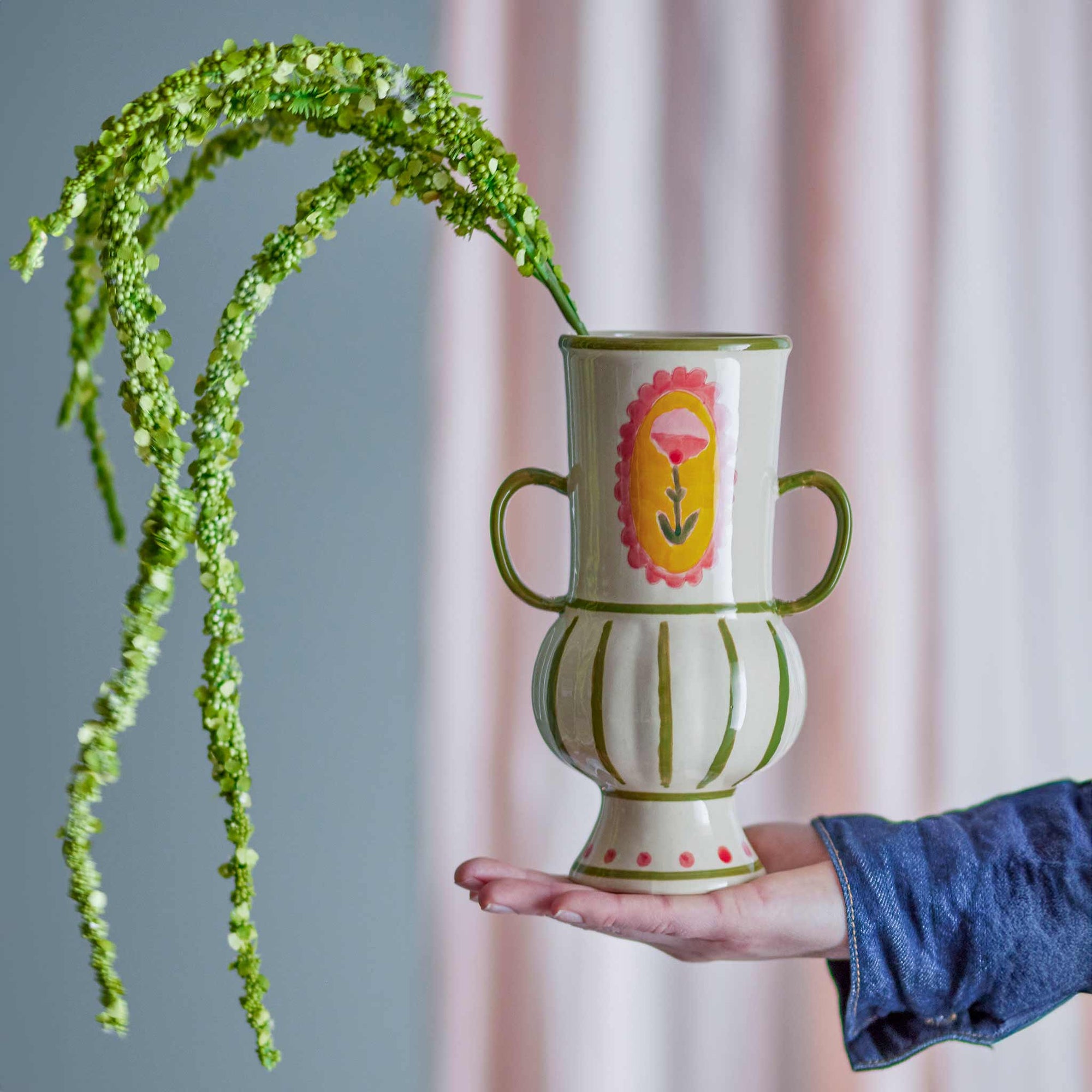 Bloomingville（ブルーミングヴィル）は2000年にデンマークで誕生した北欧インテリアブランドです。創業者ベティーナ・スタメのもと、北欧デザインの伝統に現代的な感性を融合させた製品を展開し、シンプルで温かみのあるライフスタイルを提案しています。ナチュラルな素材や落ち着いた色合いが特徴で、リビングやキッチン、バスルーム、子供部屋などさまざまな空間に自然に調和し、心地よさをもたらします。テーブルウェア、北欧雑貨、キッズアイテムまで幅広く揃え、使いやすさと美しさを兼ね備えたデザインで暮らしを彩ります。「小さな変化で大きな幸せを」というコンセプトのもと、手の届く価格で上質な北欧スタイルを日常に取り入れることができるのも魅力です。ナチュラルインテリアやシンプルモダンな空間づくりに関心のある方に最適なブランドとして、Bloomingvilleはヨーロッパを中心に世界中で高く評価されています。