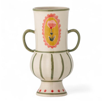 Bloomingville（ブルーミングヴィル）は2000年にデンマークで誕生した北欧インテリアブランドです。創業者ベティーナ・スタメのもと、北欧デザインの伝統に現代的な感性を融合させた製品を展開し、シンプルで温かみのあるライフスタイルを提案しています。ナチュラルな素材や落ち着いた色合いが特徴で、リビングやキッチン、バスルーム、子供部屋などさまざまな空間に自然に調和し、心地よさをもたらします。テーブルウェア、北欧雑貨、キッズアイテムまで幅広く揃え、使いやすさと美しさを兼ね備えたデザインで暮らしを彩ります。「小さな変化で大きな幸せを」というコンセプトのもと、手の届く価格で上質な北欧スタイルを日常に取り入れることができるのも魅力です。ナチュラルインテリアやシンプルモダンな空間づくりに関心のある方に最適なブランドとして、Bloomingvilleはヨーロッパを中心に世界中で高く評価されています。