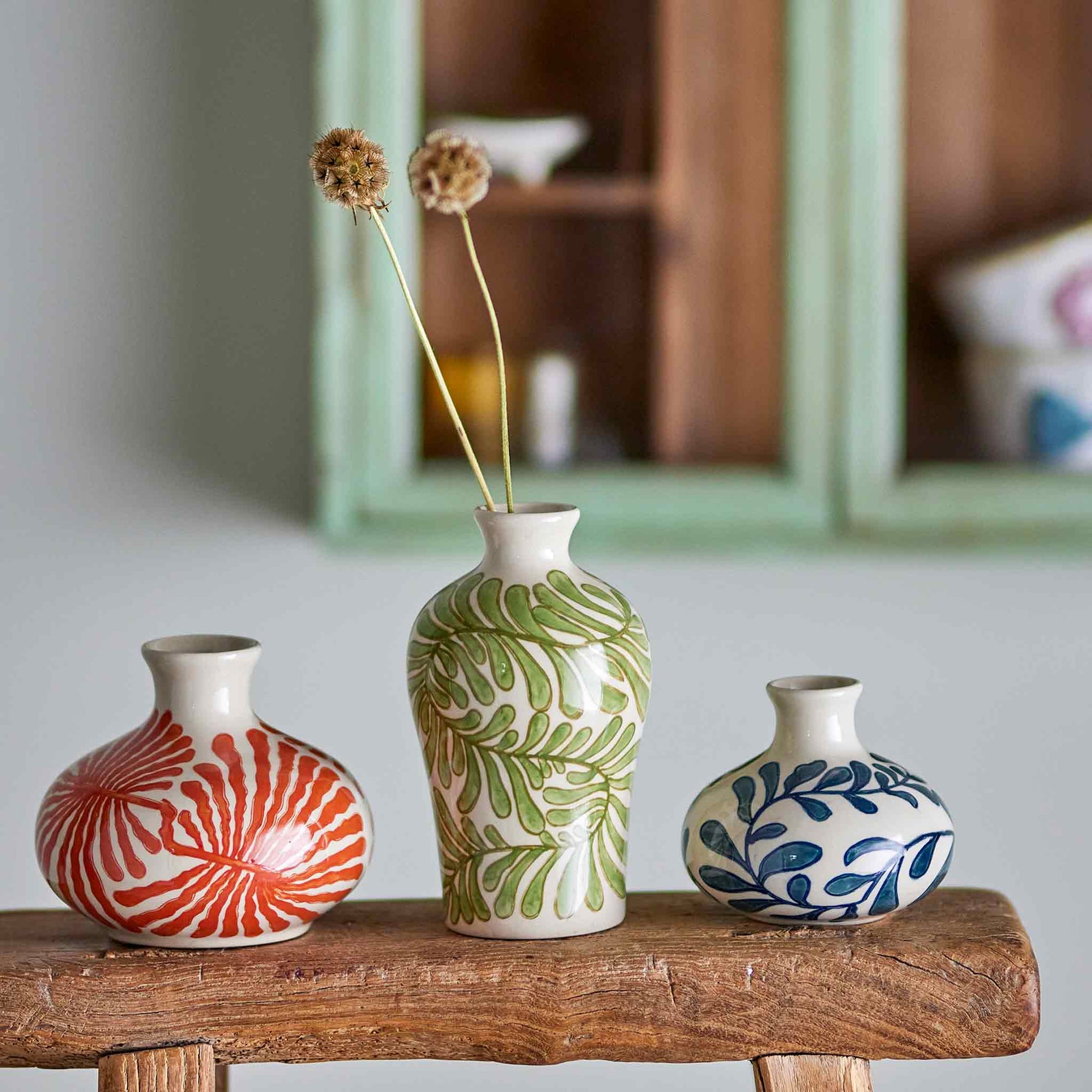 Bloomingville（ブルーミングヴィル）は2000年にデンマークで誕生した北欧インテリアブランドです。創業者ベティーナ・スタメのもと、北欧デザインの伝統に現代的な感性を融合させた製品を展開し、シンプルで温かみのあるライフスタイルを提案しています。ナチュラルな素材や落ち着いた色合いが特徴で、リビングやキッチン、バスルーム、子供部屋などさまざまな空間に自然に調和し、心地よさをもたらします。テーブルウェア、北欧雑貨、キッズアイテムまで幅広く揃え、使いやすさと美しさを兼ね備えたデザインで暮らしを彩ります。「小さな変化で大きな幸せを」というコンセプトのもと、手の届く価格で上質な北欧スタイルを日常に取り入れることができるのも魅力です。ナチュラルインテリアやシンプルモダンな空間づくりに関心のある方に最適なブランドとして、Bloomingvilleはヨーロッパを中心に世界中で高く評価されています。