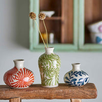 Bloomingville（ブルーミングヴィル）は2000年にデンマークで誕生した北欧インテリアブランドです。創業者ベティーナ・スタメのもと、北欧デザインの伝統に現代的な感性を融合させた製品を展開し、シンプルで温かみのあるライフスタイルを提案しています。ナチュラルな素材や落ち着いた色合いが特徴で、リビングやキッチン、バスルーム、子供部屋などさまざまな空間に自然に調和し、心地よさをもたらします。テーブルウェア、北欧雑貨、キッズアイテムまで幅広く揃え、使いやすさと美しさを兼ね備えたデザインで暮らしを彩ります。「小さな変化で大きな幸せを」というコンセプトのもと、手の届く価格で上質な北欧スタイルを日常に取り入れることができるのも魅力です。ナチュラルインテリアやシンプルモダンな空間づくりに関心のある方に最適なブランドとして、Bloomingvilleはヨーロッパを中心に世界中で高く評価されています。