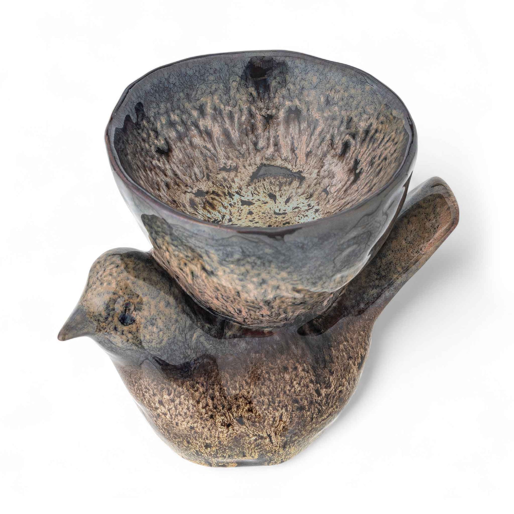 Bloomingville（ブルーミングヴィル）は2000年にデンマークで誕生した北欧インテリアブランドです。創業者ベティーナ・スタメのもと、北欧デザインの伝統に現代的な感性を融合させた製品を展開し、シンプルで温かみのあるライフスタイルを提案しています。ナチュラルな素材や落ち着いた色合いが特徴で、リビングやキッチン、バスルーム、子供部屋などさまざまな空間に自然に調和し、心地よさをもたらします。テーブルウェア、北欧雑貨、キッズアイテムまで幅広く揃え、使いやすさと美しさを兼ね備えたデザインで暮らしを彩ります。「小さな変化で大きな幸せを」というコンセプトのもと、手の届く価格で上質な北欧スタイルを日常に取り入れることができるのも魅力です。ナチュラルインテリアやシンプルモダンな空間づくりに関心のある方に最適なブランドとして、Bloomingvilleはヨーロッパを中心に世界中で高く評価されています。