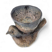 Bloomingville（ブルーミングヴィル）は2000年にデンマークで誕生した北欧インテリアブランドです。創業者ベティーナ・スタメのもと、北欧デザインの伝統に現代的な感性を融合させた製品を展開し、シンプルで温かみのあるライフスタイルを提案しています。ナチュラルな素材や落ち着いた色合いが特徴で、リビングやキッチン、バスルーム、子供部屋などさまざまな空間に自然に調和し、心地よさをもたらします。テーブルウェア、北欧雑貨、キッズアイテムまで幅広く揃え、使いやすさと美しさを兼ね備えたデザインで暮らしを彩ります。「小さな変化で大きな幸せを」というコンセプトのもと、手の届く価格で上質な北欧スタイルを日常に取り入れることができるのも魅力です。ナチュラルインテリアやシンプルモダンな空間づくりに関心のある方に最適なブランドとして、Bloomingvilleはヨーロッパを中心に世界中で高く評価されています。