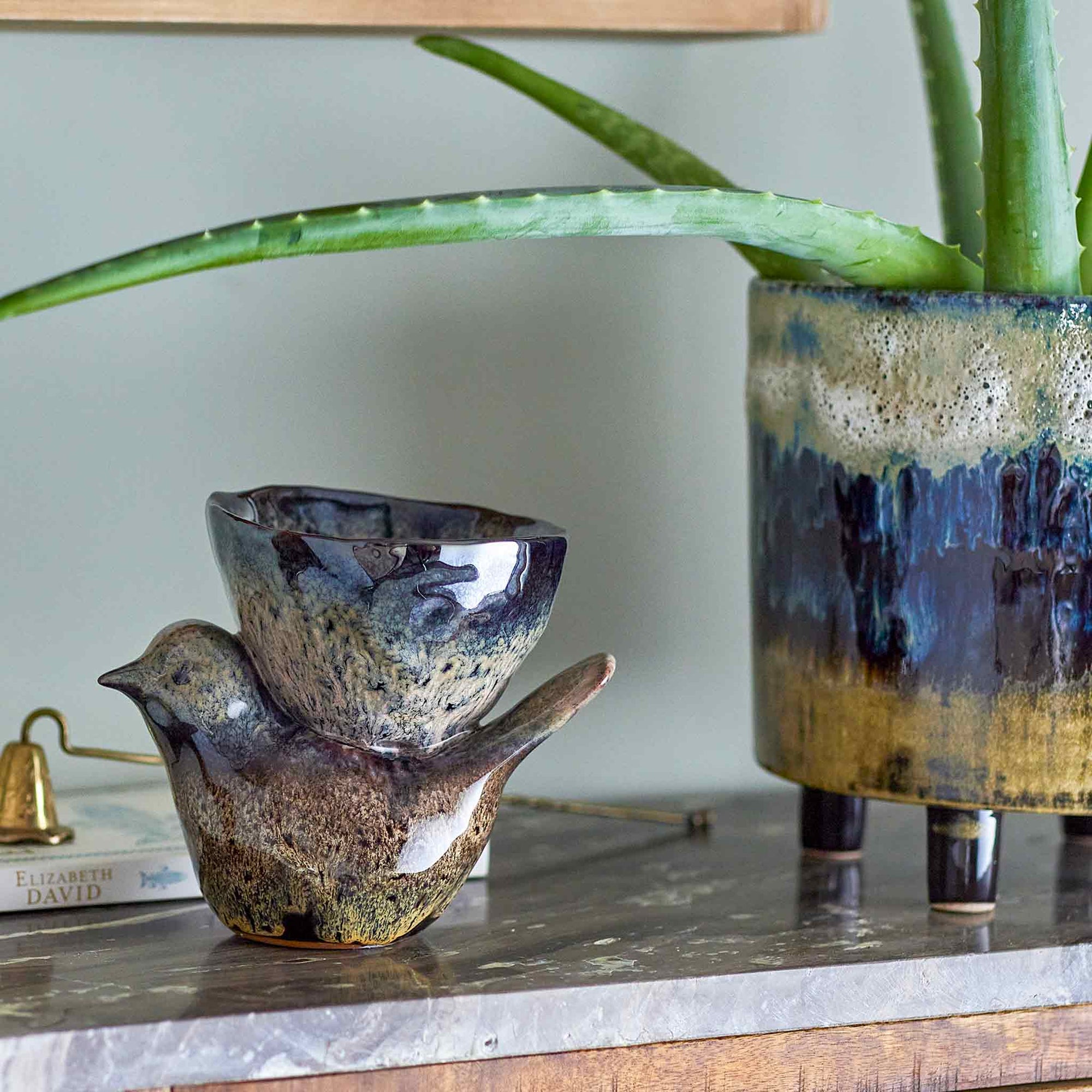 Bloomingville（ブルーミングヴィル）は2000年にデンマークで誕生した北欧インテリアブランドです。創業者ベティーナ・スタメのもと、北欧デザインの伝統に現代的な感性を融合させた製品を展開し、シンプルで温かみのあるライフスタイルを提案しています。ナチュラルな素材や落ち着いた色合いが特徴で、リビングやキッチン、バスルーム、子供部屋などさまざまな空間に自然に調和し、心地よさをもたらします。テーブルウェア、北欧雑貨、キッズアイテムまで幅広く揃え、使いやすさと美しさを兼ね備えたデザインで暮らしを彩ります。「小さな変化で大きな幸せを」というコンセプトのもと、手の届く価格で上質な北欧スタイルを日常に取り入れることができるのも魅力です。ナチュラルインテリアやシンプルモダンな空間づくりに関心のある方に最適なブランドとして、Bloomingvilleはヨーロッパを中心に世界中で高く評価されています。