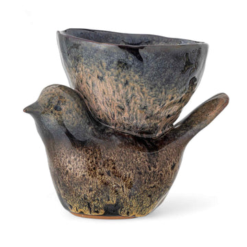 Bloomingville（ブルーミングヴィル）は2000年にデンマークで誕生した北欧インテリアブランドです。創業者ベティーナ・スタメのもと、北欧デザインの伝統に現代的な感性を融合させた製品を展開し、シンプルで温かみのあるライフスタイルを提案しています。ナチュラルな素材や落ち着いた色合いが特徴で、リビングやキッチン、バスルーム、子供部屋などさまざまな空間に自然に調和し、心地よさをもたらします。テーブルウェア、北欧雑貨、キッズアイテムまで幅広く揃え、使いやすさと美しさを兼ね備えたデザインで暮らしを彩ります。「小さな変化で大きな幸せを」というコンセプトのもと、手の届く価格で上質な北欧スタイルを日常に取り入れることができるのも魅力です。ナチュラルインテリアやシンプルモダンな空間づくりに関心のある方に最適なブランドとして、Bloomingvilleはヨーロッパを中心に世界中で高く評価されています。