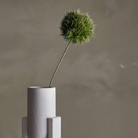 Bloomingville（ブルーミングヴィル）は2000年にデンマークで誕生した北欧インテリアブランドです。創業者ベティーナ・スタメのもと、北欧デザインの伝統に現代的な感性を融合させた製品を展開し、シンプルで温かみのあるライフスタイルを提案しています。ナチュラルな素材や落ち着いた色合いが特徴で、リビングやキッチン、バスルーム、子供部屋などさまざまな空間に自然に調和し、心地よさをもたらします。テーブルウェア、北欧雑貨、キッズアイテムまで幅広く揃え、使いやすさと美しさを兼ね備えたデザインで暮らしを彩ります。「小さな変化で大きな幸せを」というコンセプトのもと、手の届く価格で上質な北欧スタイルを日常に取り入れることができるのも魅力です。ナチュラルインテリアやシンプルモダンな空間づくりに関心のある方に最適なブランドとして、Bloomingvilleはヨーロッパを中心に世界中で高く評価されています。