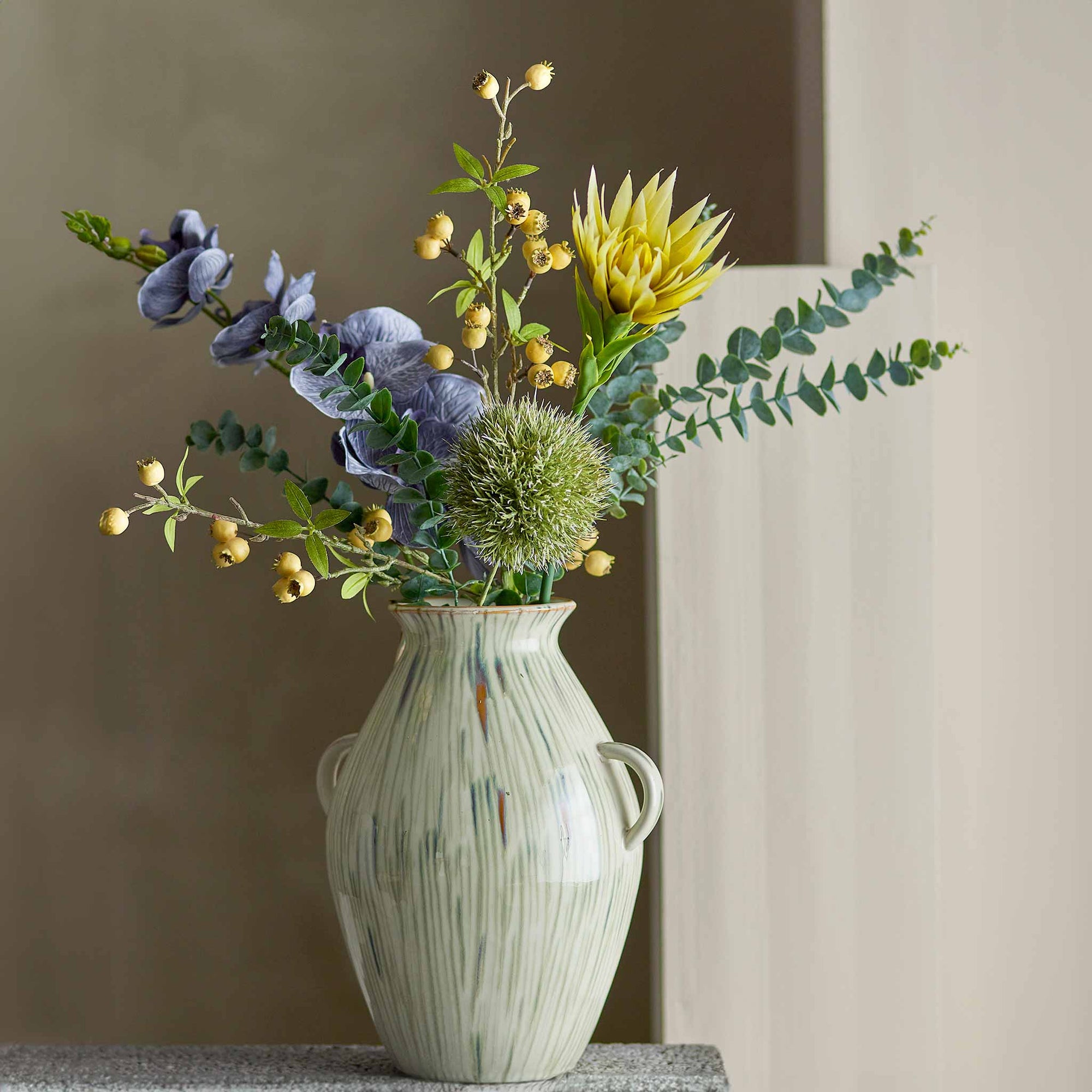 Bloomingville（ブルーミングヴィル）は2000年にデンマークで誕生した北欧インテリアブランドです。創業者ベティーナ・スタメのもと、北欧デザインの伝統に現代的な感性を融合させた製品を展開し、シンプルで温かみのあるライフスタイルを提案しています。ナチュラルな素材や落ち着いた色合いが特徴で、リビングやキッチン、バスルーム、子供部屋などさまざまな空間に自然に調和し、心地よさをもたらします。テーブルウェア、北欧雑貨、キッズアイテムまで幅広く揃え、使いやすさと美しさを兼ね備えたデザインで暮らしを彩ります。「小さな変化で大きな幸せを」というコンセプトのもと、手の届く価格で上質な北欧スタイルを日常に取り入れることができるのも魅力です。ナチュラルインテリアやシンプルモダンな空間づくりに関心のある方に最適なブランドとして、Bloomingvilleはヨーロッパを中心に世界中で高く評価されています。