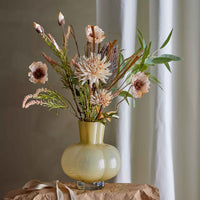 Bloomingville（ブルーミングヴィル）は2000年にデンマークで誕生した北欧インテリアブランドです。創業者ベティーナ・スタメのもと、北欧デザインの伝統に現代的な感性を融合させた製品を展開し、シンプルで温かみのあるライフスタイルを提案しています。ナチュラルな素材や落ち着いた色合いが特徴で、リビングやキッチン、バスルーム、子供部屋などさまざまな空間に自然に調和し、心地よさをもたらします。テーブルウェア、北欧雑貨、キッズアイテムまで幅広く揃え、使いやすさと美しさを兼ね備えたデザインで暮らしを彩ります。「小さな変化で大きな幸せを」というコンセプトのもと、手の届く価格で上質な北欧スタイルを日常に取り入れることができるのも魅力です。ナチュラルインテリアやシンプルモダンな空間づくりに関心のある方に最適なブランドとして、Bloomingvilleはヨーロッパを中心に世界中で高く評価されています。