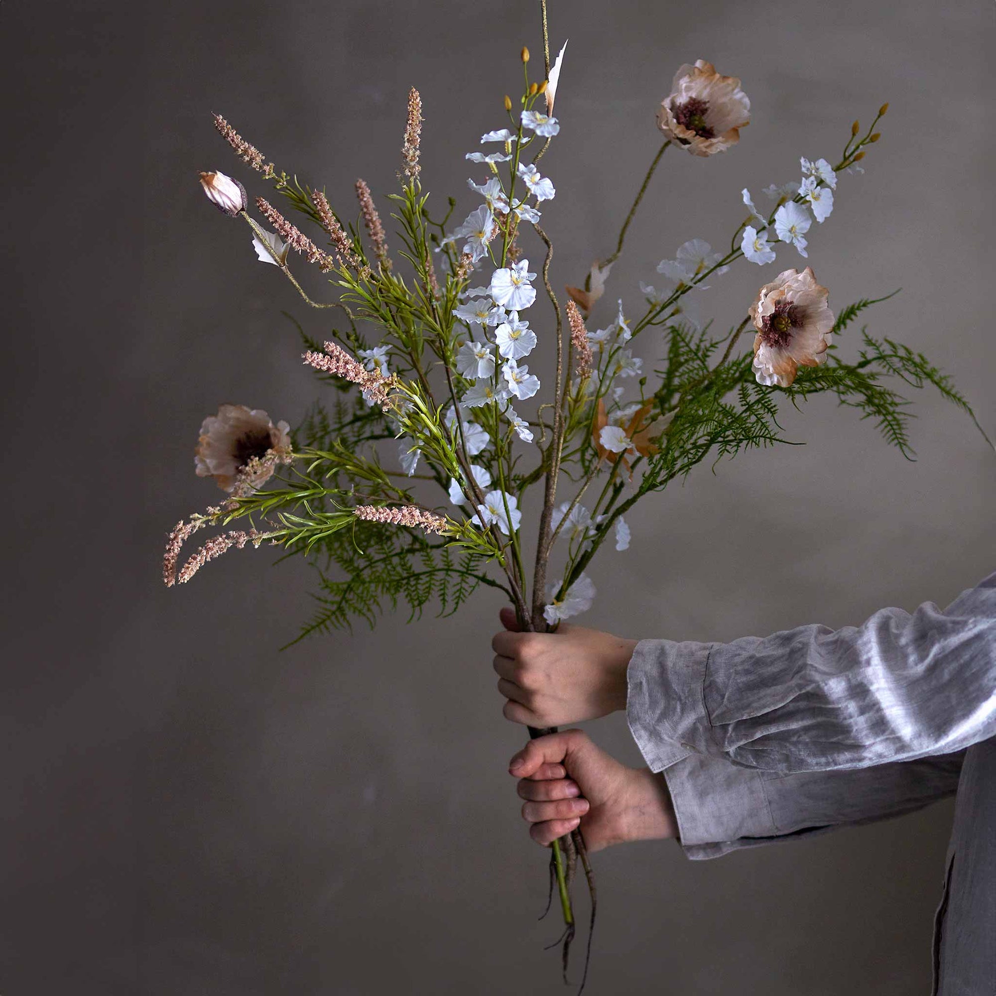 Bloomingville（ブルーミングヴィル）は2000年にデンマークで誕生した北欧インテリアブランドです。創業者ベティーナ・スタメのもと、北欧デザインの伝統に現代的な感性を融合させた製品を展開し、シンプルで温かみのあるライフスタイルを提案しています。ナチュラルな素材や落ち着いた色合いが特徴で、リビングやキッチン、バスルーム、子供部屋などさまざまな空間に自然に調和し、心地よさをもたらします。テーブルウェア、北欧雑貨、キッズアイテムまで幅広く揃え、使いやすさと美しさを兼ね備えたデザインで暮らしを彩ります。「小さな変化で大きな幸せを」というコンセプトのもと、手の届く価格で上質な北欧スタイルを日常に取り入れることができるのも魅力です。ナチュラルインテリアやシンプルモダンな空間づくりに関心のある方に最適なブランドとして、Bloomingvilleはヨーロッパを中心に世界中で高く評価されています。