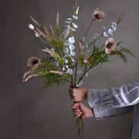 Bloomingville（ブルーミングヴィル）は2000年にデンマークで誕生した北欧インテリアブランドです。創業者ベティーナ・スタメのもと、北欧デザインの伝統に現代的な感性を融合させた製品を展開し、シンプルで温かみのあるライフスタイルを提案しています。ナチュラルな素材や落ち着いた色合いが特徴で、リビングやキッチン、バスルーム、子供部屋などさまざまな空間に自然に調和し、心地よさをもたらします。テーブルウェア、北欧雑貨、キッズアイテムまで幅広く揃え、使いやすさと美しさを兼ね備えたデザインで暮らしを彩ります。「小さな変化で大きな幸せを」というコンセプトのもと、手の届く価格で上質な北欧スタイルを日常に取り入れることができるのも魅力です。ナチュラルインテリアやシンプルモダンな空間づくりに関心のある方に最適なブランドとして、Bloomingvilleはヨーロッパを中心に世界中で高く評価されています。