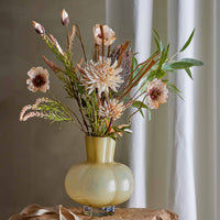 Bloomingville（ブルーミングヴィル）は2000年にデンマークで誕生した北欧インテリアブランドです。創業者ベティーナ・スタメのもと、北欧デザインの伝統に現代的な感性を融合させた製品を展開し、シンプルで温かみのあるライフスタイルを提案しています。ナチュラルな素材や落ち着いた色合いが特徴で、リビングやキッチン、バスルーム、子供部屋などさまざまな空間に自然に調和し、心地よさをもたらします。テーブルウェア、北欧雑貨、キッズアイテムまで幅広く揃え、使いやすさと美しさを兼ね備えたデザインで暮らしを彩ります。「小さな変化で大きな幸せを」というコンセプトのもと、手の届く価格で上質な北欧スタイルを日常に取り入れることができるのも魅力です。ナチュラルインテリアやシンプルモダンな空間づくりに関心のある方に最適なブランドとして、Bloomingvilleはヨーロッパを中心に世界中で高く評価されています。