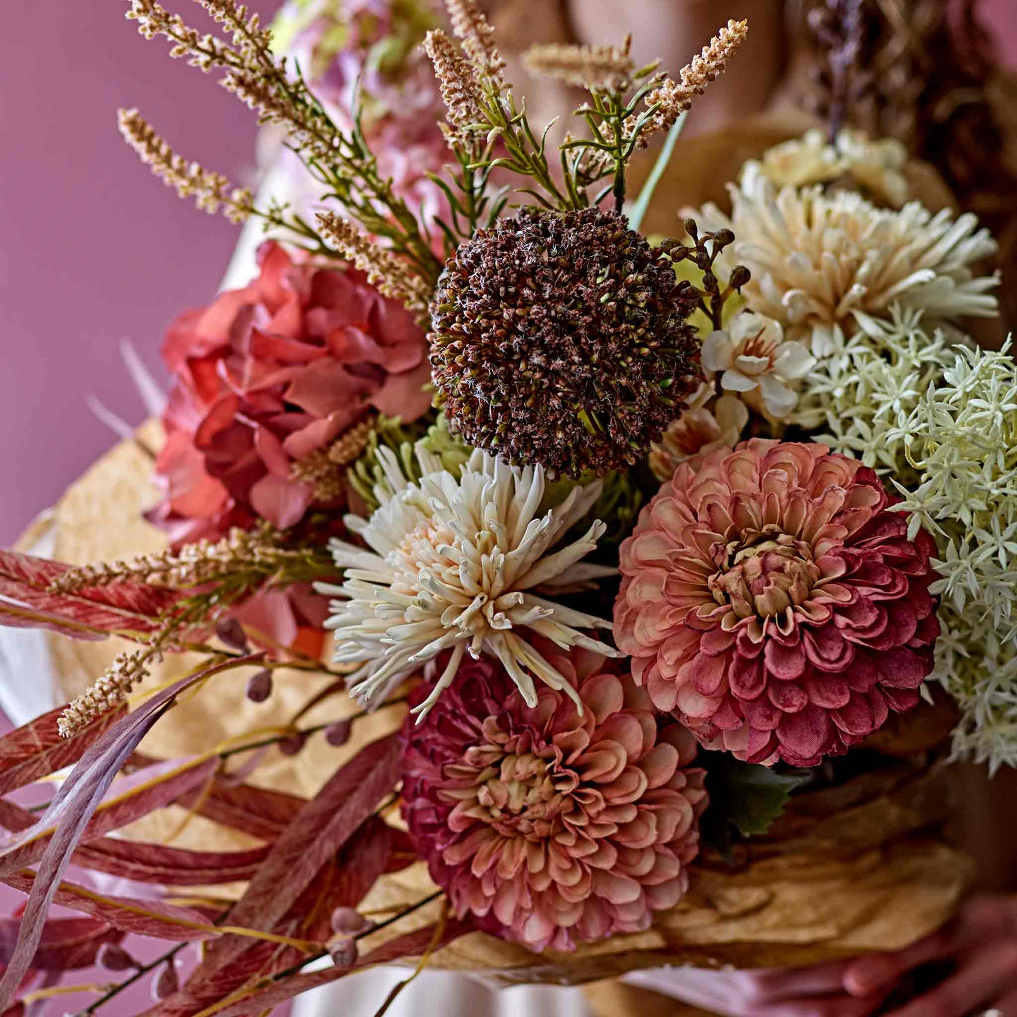 Bloomingville（ブルーミングヴィル）は2000年にデンマークで誕生した北欧インテリアブランドです。創業者ベティーナ・スタメのもと、北欧デザインの伝統に現代的な感性を融合させた製品を展開し、シンプルで温かみのあるライフスタイルを提案しています。ナチュラルな素材や落ち着いた色合いが特徴で、リビングやキッチン、バスルーム、子供部屋などさまざまな空間に自然に調和し、心地よさをもたらします。テーブルウェア、北欧雑貨、キッズアイテムまで幅広く揃え、使いやすさと美しさを兼ね備えたデザインで暮らしを彩ります。「小さな変化で大きな幸せを」というコンセプトのもと、手の届く価格で上質な北欧スタイルを日常に取り入れることができるのも魅力です。ナチュラルインテリアやシンプルモダンな空間づくりに関心のある方に最適なブランドとして、Bloomingvilleはヨーロッパを中心に世界中で高く評価されています。