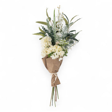 Bloomingville（ブルーミングヴィル）は2000年にデンマークで誕生した北欧インテリアブランドです。創業者ベティーナ・スタメのもと、北欧デザインの伝統に現代的な感性を融合させた製品を展開し、シンプルで温かみのあるライフスタイルを提案しています。ナチュラルな素材や落ち着いた色合いが特徴で、リビングやキッチン、バスルーム、子供部屋などさまざまな空間に自然に調和し、心地よさをもたらします。テーブルウェア、北欧雑貨、キッズアイテムまで幅広く揃え、使いやすさと美しさを兼ね備えたデザインで暮らしを彩ります。「小さな変化で大きな幸せを」というコンセプトのもと、手の届く価格で上質な北欧スタイルを日常に取り入れることができるのも魅力です。ナチュラルインテリアやシンプルモダンな空間づくりに関心のある方に最適なブランドとして、Bloomingvilleはヨーロッパを中心に世界中で高く評価されています。