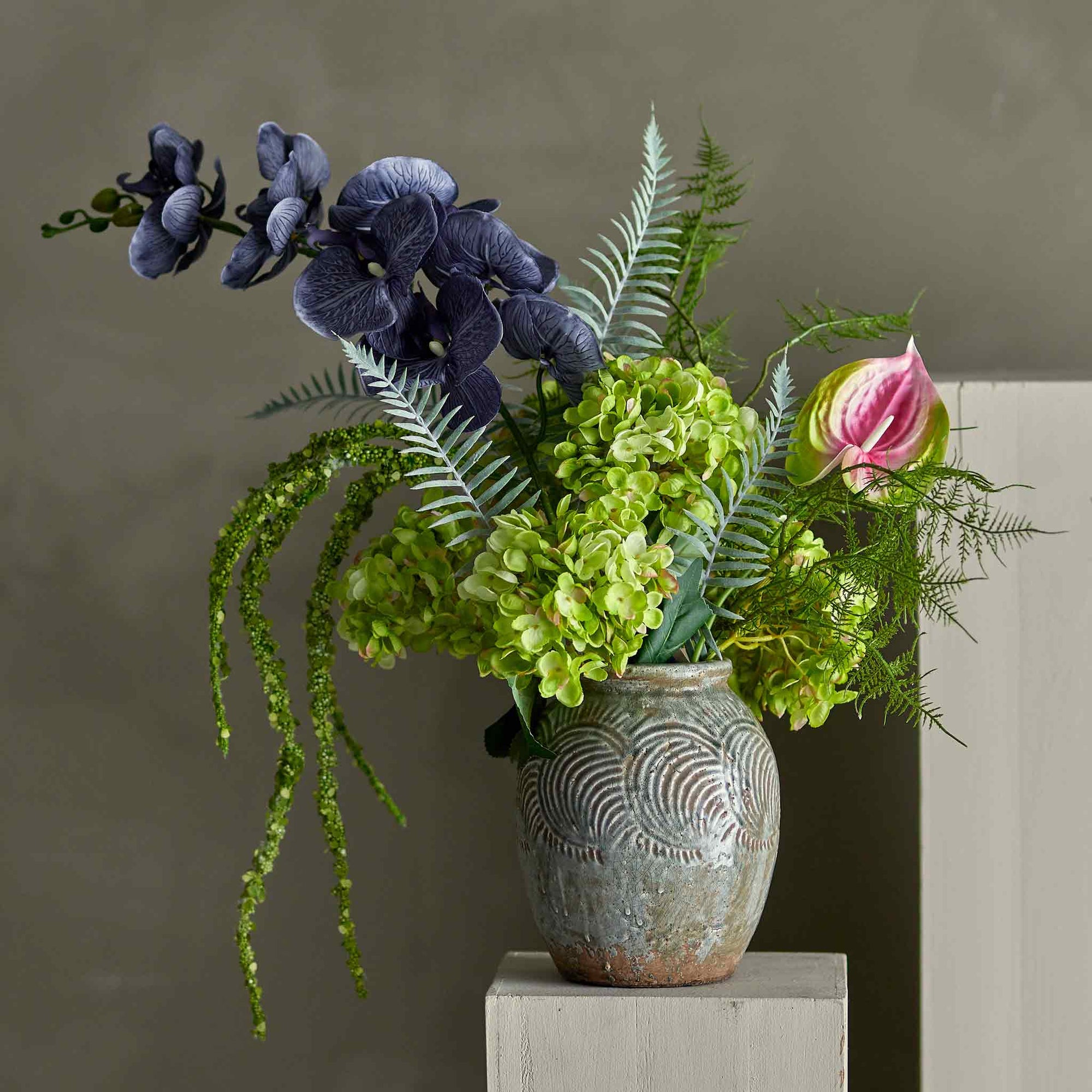 Bloomingville（ブルーミングヴィル）は2000年にデンマークで誕生した北欧インテリアブランドです。創業者ベティーナ・スタメのもと、北欧デザインの伝統に現代的な感性を融合させた製品を展開し、シンプルで温かみのあるライフスタイルを提案しています。ナチュラルな素材や落ち着いた色合いが特徴で、リビングやキッチン、バスルーム、子供部屋などさまざまな空間に自然に調和し、心地よさをもたらします。テーブルウェア、北欧雑貨、キッズアイテムまで幅広く揃え、使いやすさと美しさを兼ね備えたデザインで暮らしを彩ります。「小さな変化で大きな幸せを」というコンセプトのもと、手の届く価格で上質な北欧スタイルを日常に取り入れることができるのも魅力です。ナチュラルインテリアやシンプルモダンな空間づくりに関心のある方に最適なブランドとして、Bloomingvilleはヨーロッパを中心に世界中で高く評価されています。