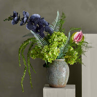 Bloomingville（ブルーミングヴィル）は2000年にデンマークで誕生した北欧インテリアブランドです。創業者ベティーナ・スタメのもと、北欧デザインの伝統に現代的な感性を融合させた製品を展開し、シンプルで温かみのあるライフスタイルを提案しています。ナチュラルな素材や落ち着いた色合いが特徴で、リビングやキッチン、バスルーム、子供部屋などさまざまな空間に自然に調和し、心地よさをもたらします。テーブルウェア、北欧雑貨、キッズアイテムまで幅広く揃え、使いやすさと美しさを兼ね備えたデザインで暮らしを彩ります。「小さな変化で大きな幸せを」というコンセプトのもと、手の届く価格で上質な北欧スタイルを日常に取り入れることができるのも魅力です。ナチュラルインテリアやシンプルモダンな空間づくりに関心のある方に最適なブランドとして、Bloomingvilleはヨーロッパを中心に世界中で高く評価されています。