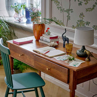 Bloomingville（ブルーミングヴィル）は2000年にデンマークで誕生した北欧インテリアブランドです。創業者ベティーナ・スタメのもと、北欧デザインの伝統に現代的な感性を融合させた製品を展開し、シンプルで温かみのあるライフスタイルを提案しています。ナチュラルな素材や落ち着いた色合いが特徴で、リビングやキッチン、バスルーム、子供部屋などさまざまな空間に自然に調和し、心地よさをもたらします。テーブルウェア、北欧雑貨、キッズアイテムまで幅広く揃え、使いやすさと美しさを兼ね備えたデザインで暮らしを彩ります。「小さな変化で大きな幸せを」というコンセプトのもと、手の届く価格で上質な北欧スタイルを日常に取り入れることができるのも魅力です。ナチュラルインテリアやシンプルモダンな空間づくりに関心のある方に最適なブランドとして、Bloomingvilleはヨーロッパを中心に世界中で高く評価されています。