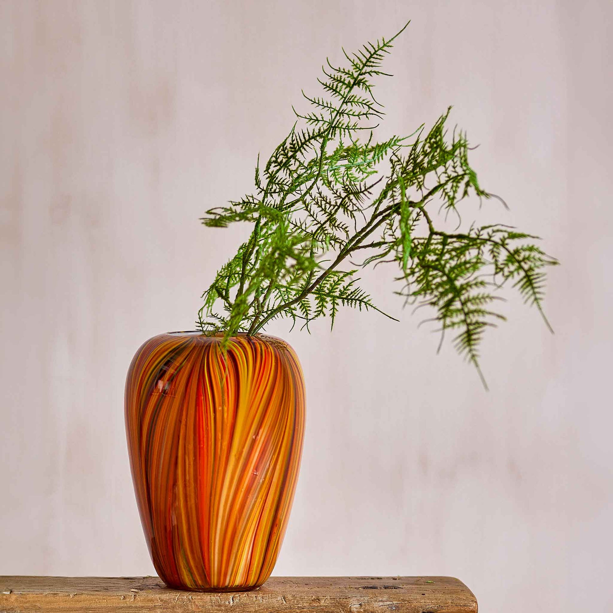 Bloomingville（ブルーミングヴィル）は2000年にデンマークで誕生した北欧インテリアブランドです。創業者ベティーナ・スタメのもと、北欧デザインの伝統に現代的な感性を融合させた製品を展開し、シンプルで温かみのあるライフスタイルを提案しています。ナチュラルな素材や落ち着いた色合いが特徴で、リビングやキッチン、バスルーム、子供部屋などさまざまな空間に自然に調和し、心地よさをもたらします。テーブルウェア、北欧雑貨、キッズアイテムまで幅広く揃え、使いやすさと美しさを兼ね備えたデザインで暮らしを彩ります。「小さな変化で大きな幸せを」というコンセプトのもと、手の届く価格で上質な北欧スタイルを日常に取り入れることができるのも魅力です。ナチュラルインテリアやシンプルモダンな空間づくりに関心のある方に最適なブランドとして、Bloomingvilleはヨーロッパを中心に世界中で高く評価されています。