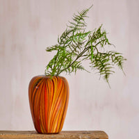 Bloomingville（ブルーミングヴィル）は2000年にデンマークで誕生した北欧インテリアブランドです。創業者ベティーナ・スタメのもと、北欧デザインの伝統に現代的な感性を融合させた製品を展開し、シンプルで温かみのあるライフスタイルを提案しています。ナチュラルな素材や落ち着いた色合いが特徴で、リビングやキッチン、バスルーム、子供部屋などさまざまな空間に自然に調和し、心地よさをもたらします。テーブルウェア、北欧雑貨、キッズアイテムまで幅広く揃え、使いやすさと美しさを兼ね備えたデザインで暮らしを彩ります。「小さな変化で大きな幸せを」というコンセプトのもと、手の届く価格で上質な北欧スタイルを日常に取り入れることができるのも魅力です。ナチュラルインテリアやシンプルモダンな空間づくりに関心のある方に最適なブランドとして、Bloomingvilleはヨーロッパを中心に世界中で高く評価されています。