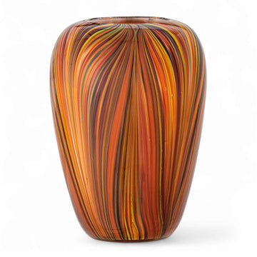 Bloomingville（ブルーミングヴィル）は2000年にデンマークで誕生した北欧インテリアブランドです。創業者ベティーナ・スタメのもと、北欧デザインの伝統に現代的な感性を融合させた製品を展開し、シンプルで温かみのあるライフスタイルを提案しています。ナチュラルな素材や落ち着いた色合いが特徴で、リビングやキッチン、バスルーム、子供部屋などさまざまな空間に自然に調和し、心地よさをもたらします。テーブルウェア、北欧雑貨、キッズアイテムまで幅広く揃え、使いやすさと美しさを兼ね備えたデザインで暮らしを彩ります。「小さな変化で大きな幸せを」というコンセプトのもと、手の届く価格で上質な北欧スタイルを日常に取り入れることができるのも魅力です。ナチュラルインテリアやシンプルモダンな空間づくりに関心のある方に最適なブランドとして、Bloomingvilleはヨーロッパを中心に世界中で高く評価されています。