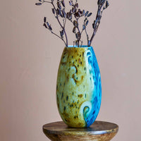 Bloomingville（ブルーミングヴィル）は2000年にデンマークで誕生した北欧インテリアブランドです。創業者ベティーナ・スタメのもと、北欧デザインの伝統に現代的な感性を融合させた製品を展開し、シンプルで温かみのあるライフスタイルを提案しています。ナチュラルな素材や落ち着いた色合いが特徴で、リビングやキッチン、バスルーム、子供部屋などさまざまな空間に自然に調和し、心地よさをもたらします。テーブルウェア、北欧雑貨、キッズアイテムまで幅広く揃え、使いやすさと美しさを兼ね備えたデザインで暮らしを彩ります。「小さな変化で大きな幸せを」というコンセプトのもと、手の届く価格で上質な北欧スタイルを日常に取り入れることができるのも魅力です。ナチュラルインテリアやシンプルモダンな空間づくりに関心のある方に最適なブランドとして、Bloomingvilleはヨーロッパを中心に世界中で高く評価されています。