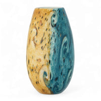 Bloomingville（ブルーミングヴィル）は2000年にデンマークで誕生した北欧インテリアブランドです。創業者ベティーナ・スタメのもと、北欧デザインの伝統に現代的な感性を融合させた製品を展開し、シンプルで温かみのあるライフスタイルを提案しています。ナチュラルな素材や落ち着いた色合いが特徴で、リビングやキッチン、バスルーム、子供部屋などさまざまな空間に自然に調和し、心地よさをもたらします。テーブルウェア、北欧雑貨、キッズアイテムまで幅広く揃え、使いやすさと美しさを兼ね備えたデザインで暮らしを彩ります。「小さな変化で大きな幸せを」というコンセプトのもと、手の届く価格で上質な北欧スタイルを日常に取り入れることができるのも魅力です。ナチュラルインテリアやシンプルモダンな空間づくりに関心のある方に最適なブランドとして、Bloomingvilleはヨーロッパを中心に世界中で高く評価されています。