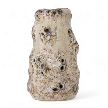 Bloomingville（ブルーミングヴィル）は2000年にデンマークで誕生した北欧インテリアブランドです。創業者ベティーナ・スタメのもと、北欧デザインの伝統に現代的な感性を融合させた製品を展開し、シンプルで温かみのあるライフスタイルを提案しています。ナチュラルな素材や落ち着いた色合いが特徴で、リビングやキッチン、バスルーム、子供部屋などさまざまな空間に自然に調和し、心地よさをもたらします。テーブルウェア、北欧雑貨、キッズアイテムまで幅広く揃え、使いやすさと美しさを兼ね備えたデザインで暮らしを彩ります。「小さな変化で大きな幸せを」というコンセプトのもと、手の届く価格で上質な北欧スタイルを日常に取り入れることができるのも魅力です。ナチュラルインテリアやシンプルモダンな空間づくりに関心のある方に最適なブランドとして、Bloomingvilleはヨーロッパを中心に世界中で高く評価されています。