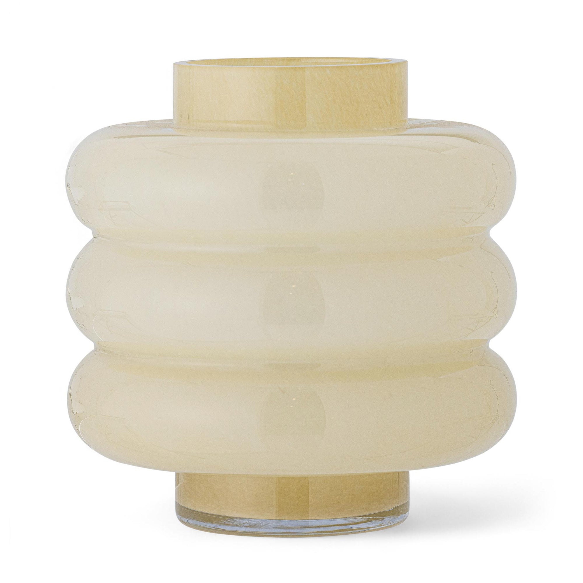 Bloomingville（ブルーミングヴィル）は2000年にデンマークで誕生した北欧インテリアブランドです。創業者ベティーナ・スタメのもと、北欧デザインの伝統に現代的な感性を融合させた製品を展開し、シンプルで温かみのあるライフスタイルを提案しています。ナチュラルな素材や落ち着いた色合いが特徴で、リビングやキッチン、バスルーム、子供部屋などさまざまな空間に自然に調和し、心地よさをもたらします。テーブルウェア、北欧雑貨、キッズアイテムまで幅広く揃え、使いやすさと美しさを兼ね備えたデザインで暮らしを彩ります。「小さな変化で大きな幸せを」というコンセプトのもと、手の届く価格で上質な北欧スタイルを日常に取り入れることができるのも魅力です。ナチュラルインテリアやシンプルモダンな空間づくりに関心のある方に最適なブランドとして、Bloomingvilleはヨーロッパを中心に世界中で高く評価されています。