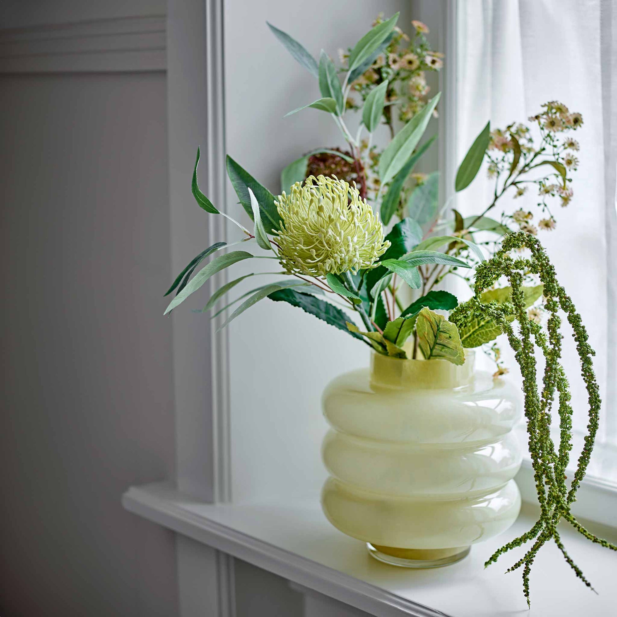 Bloomingville（ブルーミングヴィル）は2000年にデンマークで誕生した北欧インテリアブランドです。創業者ベティーナ・スタメのもと、北欧デザインの伝統に現代的な感性を融合させた製品を展開し、シンプルで温かみのあるライフスタイルを提案しています。ナチュラルな素材や落ち着いた色合いが特徴で、リビングやキッチン、バスルーム、子供部屋などさまざまな空間に自然に調和し、心地よさをもたらします。テーブルウェア、北欧雑貨、キッズアイテムまで幅広く揃え、使いやすさと美しさを兼ね備えたデザインで暮らしを彩ります。「小さな変化で大きな幸せを」というコンセプトのもと、手の届く価格で上質な北欧スタイルを日常に取り入れることができるのも魅力です。ナチュラルインテリアやシンプルモダンな空間づくりに関心のある方に最適なブランドとして、Bloomingvilleはヨーロッパを中心に世界中で高く評価されています。