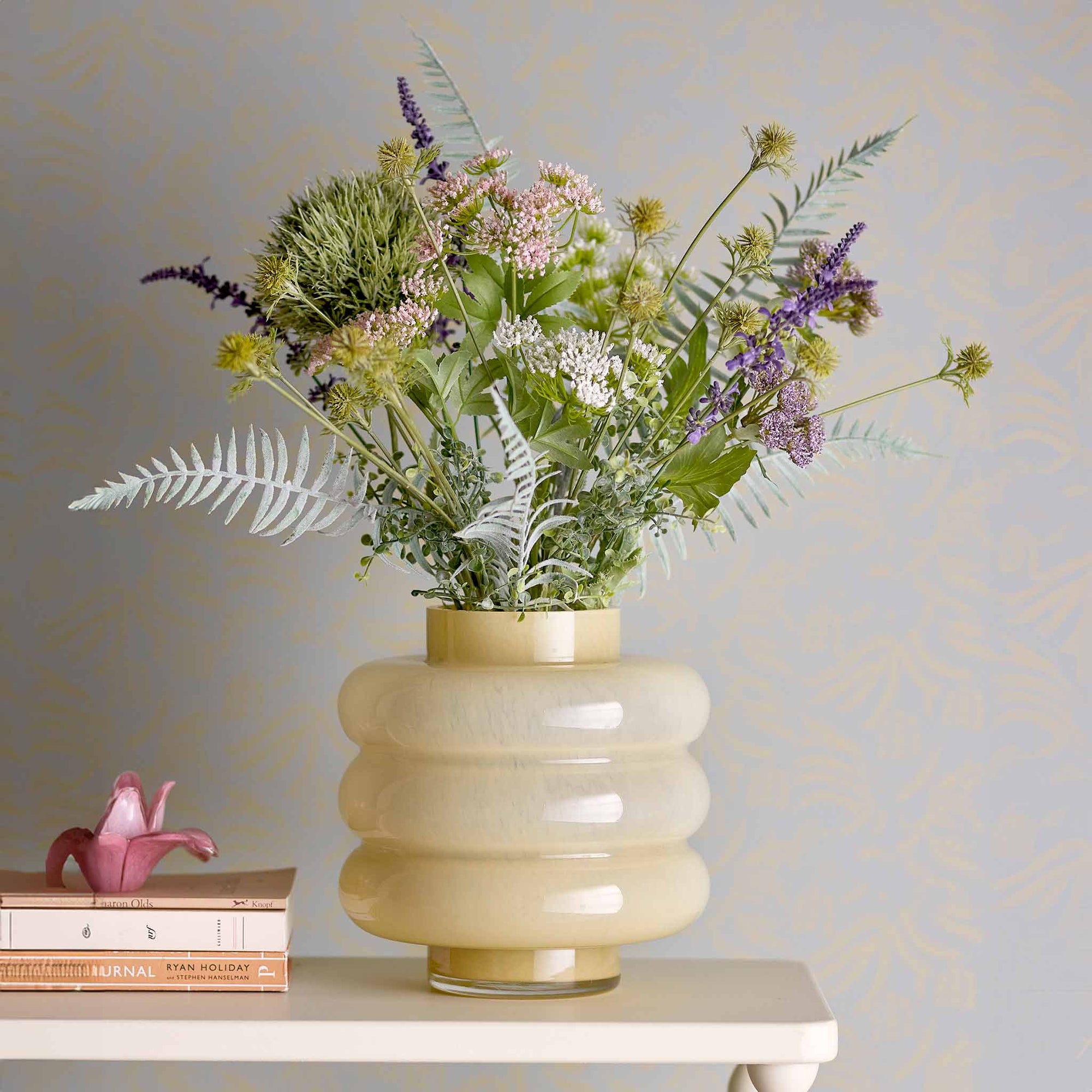 Bloomingville（ブルーミングヴィル）は2000年にデンマークで誕生した北欧インテリアブランドです。創業者ベティーナ・スタメのもと、北欧デザインの伝統に現代的な感性を融合させた製品を展開し、シンプルで温かみのあるライフスタイルを提案しています。ナチュラルな素材や落ち着いた色合いが特徴で、リビングやキッチン、バスルーム、子供部屋などさまざまな空間に自然に調和し、心地よさをもたらします。テーブルウェア、北欧雑貨、キッズアイテムまで幅広く揃え、使いやすさと美しさを兼ね備えたデザインで暮らしを彩ります。「小さな変化で大きな幸せを」というコンセプトのもと、手の届く価格で上質な北欧スタイルを日常に取り入れることができるのも魅力です。ナチュラルインテリアやシンプルモダンな空間づくりに関心のある方に最適なブランドとして、Bloomingvilleはヨーロッパを中心に世界中で高く評価されています。