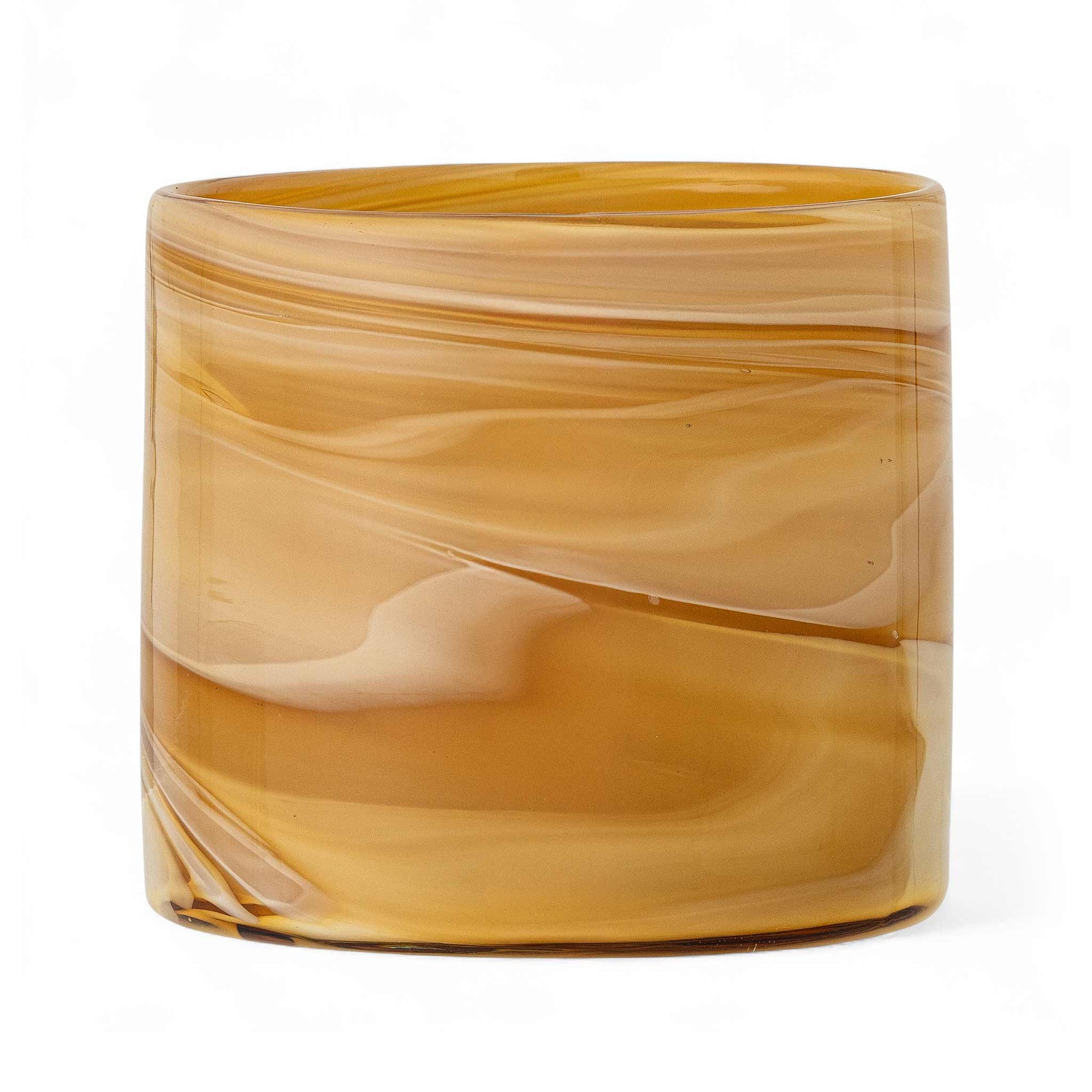 Bloomingville（ブルーミングヴィル）は2000年にデンマークで誕生した北欧インテリアブランドです。創業者ベティーナ・スタメのもと、北欧デザインの伝統に現代的な感性を融合させた製品を展開し、シンプルで温かみのあるライフスタイルを提案しています。ナチュラルな素材や落ち着いた色合いが特徴で、リビングやキッチン、バスルーム、子供部屋などさまざまな空間に自然に調和し、心地よさをもたらします。テーブルウェア、北欧雑貨、キッズアイテムまで幅広く揃え、使いやすさと美しさを兼ね備えたデザインで暮らしを彩ります。「小さな変化で大きな幸せを」というコンセプトのもと、手の届く価格で上質な北欧スタイルを日常に取り入れることができるのも魅力です。ナチュラルインテリアやシンプルモダンな空間づくりに関心のある方に最適なブランドとして、Bloomingvilleはヨーロッパを中心に世界中で高く評価されています。