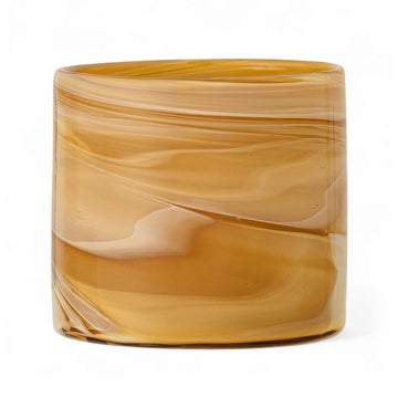 Bloomingville（ブルーミングヴィル）は2000年にデンマークで誕生した北欧インテリアブランドです。創業者ベティーナ・スタメのもと、北欧デザインの伝統に現代的な感性を融合させた製品を展開し、シンプルで温かみのあるライフスタイルを提案しています。ナチュラルな素材や落ち着いた色合いが特徴で、リビングやキッチン、バスルーム、子供部屋などさまざまな空間に自然に調和し、心地よさをもたらします。テーブルウェア、北欧雑貨、キッズアイテムまで幅広く揃え、使いやすさと美しさを兼ね備えたデザインで暮らしを彩ります。「小さな変化で大きな幸せを」というコンセプトのもと、手の届く価格で上質な北欧スタイルを日常に取り入れることができるのも魅力です。ナチュラルインテリアやシンプルモダンな空間づくりに関心のある方に最適なブランドとして、Bloomingvilleはヨーロッパを中心に世界中で高く評価されています。