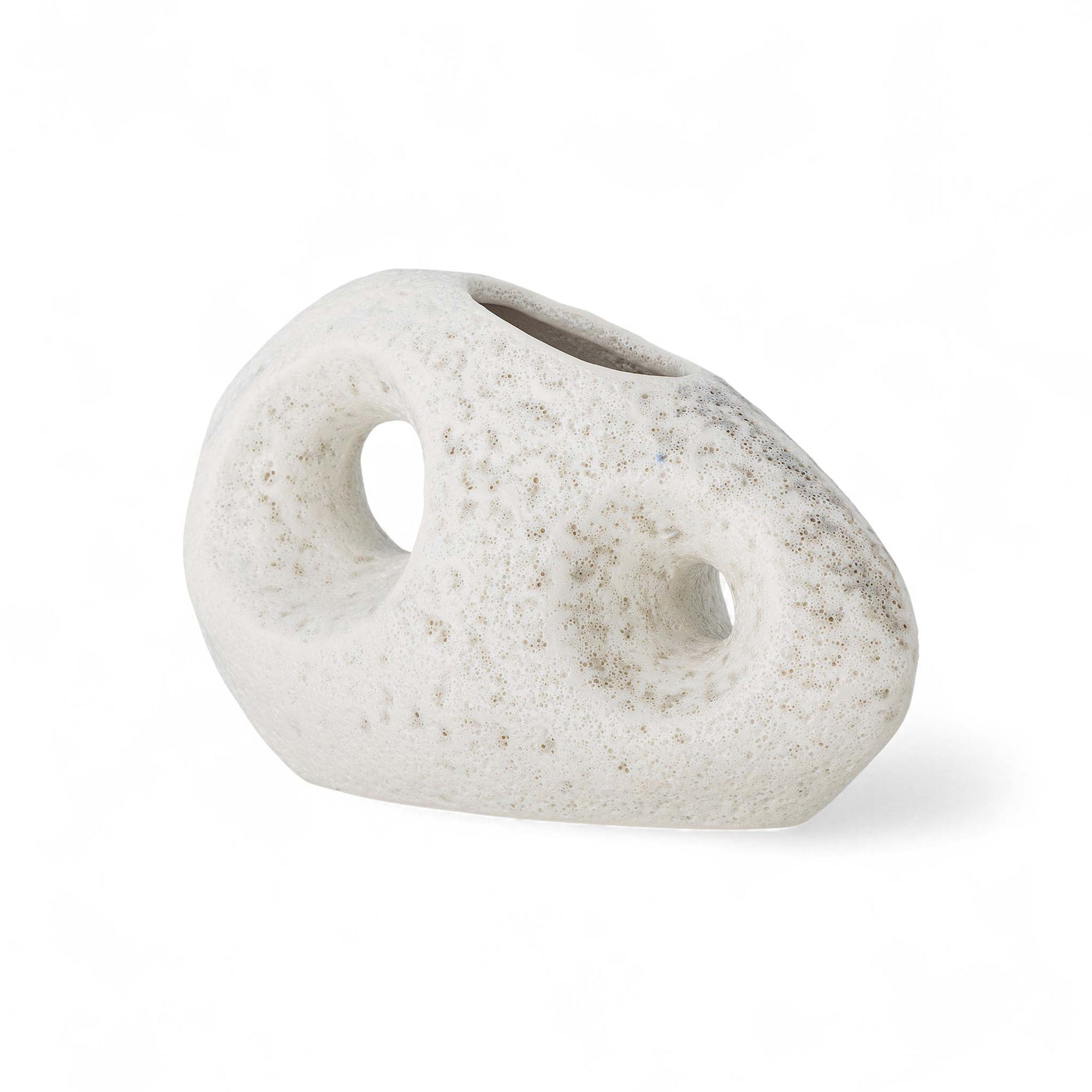 Bloomingville（ブルーミングヴィル）は2000年にデンマークで誕生した北欧インテリアブランドです。創業者ベティーナ・スタメのもと、北欧デザインの伝統に現代的な感性を融合させた製品を展開し、シンプルで温かみのあるライフスタイルを提案しています。ナチュラルな素材や落ち着いた色合いが特徴で、リビングやキッチン、バスルーム、子供部屋などさまざまな空間に自然に調和し、心地よさをもたらします。テーブルウェア、北欧雑貨、キッズアイテムまで幅広く揃え、使いやすさと美しさを兼ね備えたデザインで暮らしを彩ります。「小さな変化で大きな幸せを」というコンセプトのもと、手の届く価格で上質な北欧スタイルを日常に取り入れることができるのも魅力です。ナチュラルインテリアやシンプルモダンな空間づくりに関心のある方に最適なブランドとして、Bloomingvilleはヨーロッパを中心に世界中で高く評価されています。