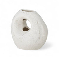 Bloomingville（ブルーミングヴィル）は2000年にデンマークで誕生した北欧インテリアブランドです。創業者ベティーナ・スタメのもと、北欧デザインの伝統に現代的な感性を融合させた製品を展開し、シンプルで温かみのあるライフスタイルを提案しています。ナチュラルな素材や落ち着いた色合いが特徴で、リビングやキッチン、バスルーム、子供部屋などさまざまな空間に自然に調和し、心地よさをもたらします。テーブルウェア、北欧雑貨、キッズアイテムまで幅広く揃え、使いやすさと美しさを兼ね備えたデザインで暮らしを彩ります。「小さな変化で大きな幸せを」というコンセプトのもと、手の届く価格で上質な北欧スタイルを日常に取り入れることができるのも魅力です。ナチュラルインテリアやシンプルモダンな空間づくりに関心のある方に最適なブランドとして、Bloomingvilleはヨーロッパを中心に世界中で高く評価されています。