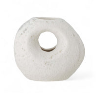 Bloomingville（ブルーミングヴィル）は2000年にデンマークで誕生した北欧インテリアブランドです。創業者ベティーナ・スタメのもと、北欧デザインの伝統に現代的な感性を融合させた製品を展開し、シンプルで温かみのあるライフスタイルを提案しています。ナチュラルな素材や落ち着いた色合いが特徴で、リビングやキッチン、バスルーム、子供部屋などさまざまな空間に自然に調和し、心地よさをもたらします。テーブルウェア、北欧雑貨、キッズアイテムまで幅広く揃え、使いやすさと美しさを兼ね備えたデザインで暮らしを彩ります。「小さな変化で大きな幸せを」というコンセプトのもと、手の届く価格で上質な北欧スタイルを日常に取り入れることができるのも魅力です。ナチュラルインテリアやシンプルモダンな空間づくりに関心のある方に最適なブランドとして、Bloomingvilleはヨーロッパを中心に世界中で高く評価されています。