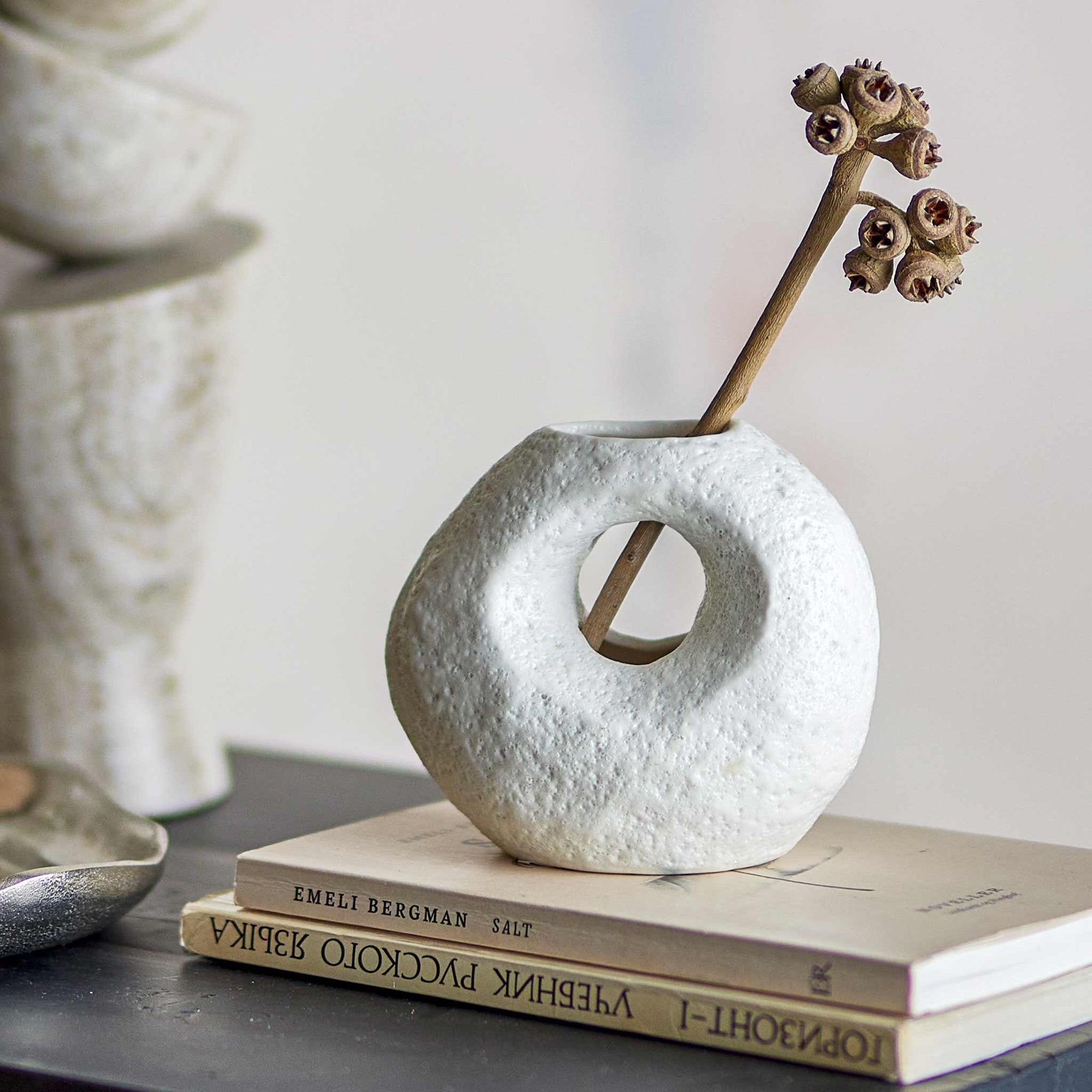 Bloomingville（ブルーミングヴィル）は2000年にデンマークで誕生した北欧インテリアブランドです。創業者ベティーナ・スタメのもと、北欧デザインの伝統に現代的な感性を融合させた製品を展開し、シンプルで温かみのあるライフスタイルを提案しています。ナチュラルな素材や落ち着いた色合いが特徴で、リビングやキッチン、バスルーム、子供部屋などさまざまな空間に自然に調和し、心地よさをもたらします。テーブルウェア、北欧雑貨、キッズアイテムまで幅広く揃え、使いやすさと美しさを兼ね備えたデザインで暮らしを彩ります。「小さな変化で大きな幸せを」というコンセプトのもと、手の届く価格で上質な北欧スタイルを日常に取り入れることができるのも魅力です。ナチュラルインテリアやシンプルモダンな空間づくりに関心のある方に最適なブランドとして、Bloomingvilleはヨーロッパを中心に世界中で高く評価されています。