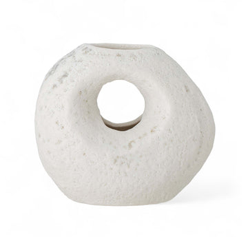 Bloomingville（ブルーミングヴィル）は2000年にデンマークで誕生した北欧インテリアブランドです。創業者ベティーナ・スタメのもと、北欧デザインの伝統に現代的な感性を融合させた製品を展開し、シンプルで温かみのあるライフスタイルを提案しています。ナチュラルな素材や落ち着いた色合いが特徴で、リビングやキッチン、バスルーム、子供部屋などさまざまな空間に自然に調和し、心地よさをもたらします。テーブルウェア、北欧雑貨、キッズアイテムまで幅広く揃え、使いやすさと美しさを兼ね備えたデザインで暮らしを彩ります。「小さな変化で大きな幸せを」というコンセプトのもと、手の届く価格で上質な北欧スタイルを日常に取り入れることができるのも魅力です。ナチュラルインテリアやシンプルモダンな空間づくりに関心のある方に最適なブランドとして、Bloomingvilleはヨーロッパを中心に世界中で高く評価されています。