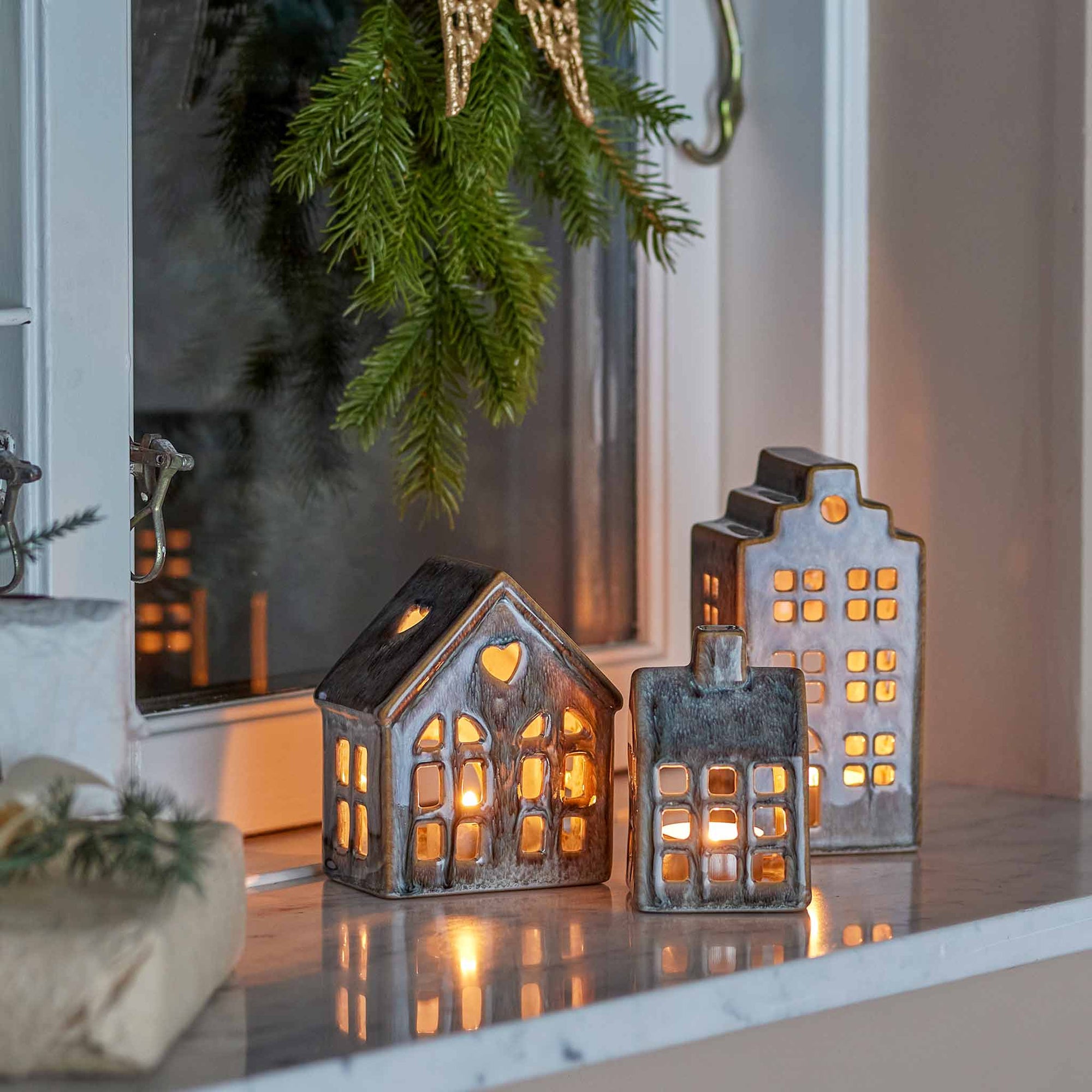 Bloomingville（ブルーミングヴィル）は2000年にデンマークで誕生した北欧インテリアブランドです。創業者ベティーナ・スタメのもと、北欧デザインの伝統に現代的な感性を融合させた製品を展開し、シンプルで温かみのあるライフスタイルを提案しています。ナチュラルな素材や落ち着いた色合いが特徴で、リビングやキッチン、バスルーム、子供部屋などさまざまな空間に自然に調和し、心地よさをもたらします。テーブルウェア、北欧雑貨、キッズアイテムまで幅広く揃え、使いやすさと美しさを兼ね備えたデザインで暮らしを彩ります。「小さな変化で大きな幸せを」というコンセプトのもと、手の届く価格で上質な北欧スタイルを日常に取り入れることができるのも魅力です。ナチュラルインテリアやシンプルモダンな空間づくりに関心のある方に最適なブランドとして、Bloomingvilleはヨーロッパを中心に世界中で高く評価されています。