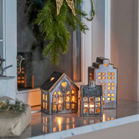 Bloomingville（ブルーミングヴィル）は2000年にデンマークで誕生した北欧インテリアブランドです。創業者ベティーナ・スタメのもと、北欧デザインの伝統に現代的な感性を融合させた製品を展開し、シンプルで温かみのあるライフスタイルを提案しています。ナチュラルな素材や落ち着いた色合いが特徴で、リビングやキッチン、バスルーム、子供部屋などさまざまな空間に自然に調和し、心地よさをもたらします。テーブルウェア、北欧雑貨、キッズアイテムまで幅広く揃え、使いやすさと美しさを兼ね備えたデザインで暮らしを彩ります。「小さな変化で大きな幸せを」というコンセプトのもと、手の届く価格で上質な北欧スタイルを日常に取り入れることができるのも魅力です。ナチュラルインテリアやシンプルモダンな空間づくりに関心のある方に最適なブランドとして、Bloomingvilleはヨーロッパを中心に世界中で高く評価されています。