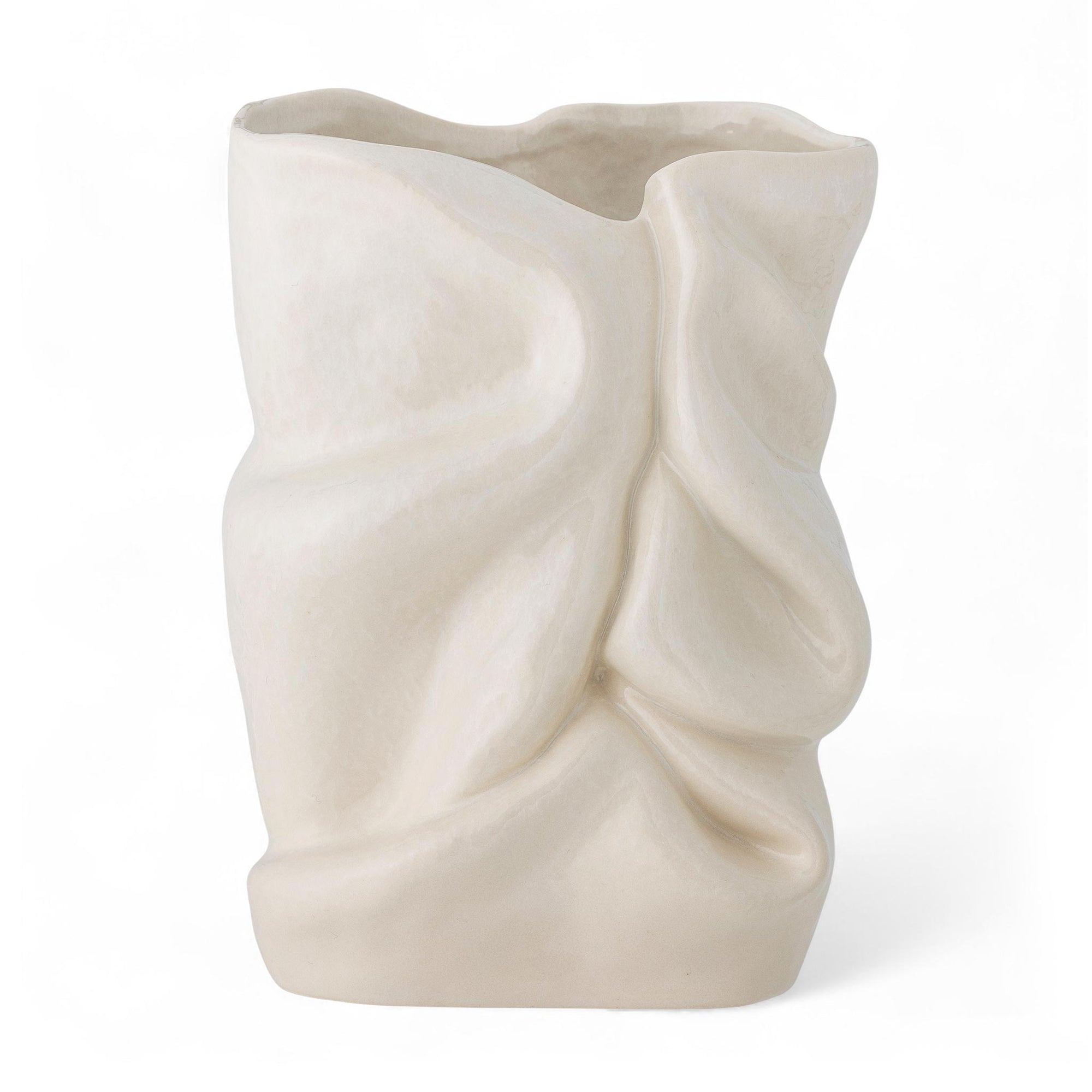 Bloomingville（ブルーミングヴィル）は2000年にデンマークで誕生した北欧インテリアブランドです。創業者ベティーナ・スタメのもと、北欧デザインの伝統に現代的な感性を融合させた製品を展開し、シンプルで温かみのあるライフスタイルを提案しています。ナチュラルな素材や落ち着いた色合いが特徴で、リビングやキッチン、バスルーム、子供部屋などさまざまな空間に自然に調和し、心地よさをもたらします。テーブルウェア、北欧雑貨、キッズアイテムまで幅広く揃え、使いやすさと美しさを兼ね備えたデザインで暮らしを彩ります。「小さな変化で大きな幸せを」というコンセプトのもと、手の届く価格で上質な北欧スタイルを日常に取り入れることができるのも魅力です。ナチュラルインテリアやシンプルモダンな空間づくりに関心のある方に最適なブランドとして、Bloomingvilleはヨーロッパを中心に世界中で高く評価されています。