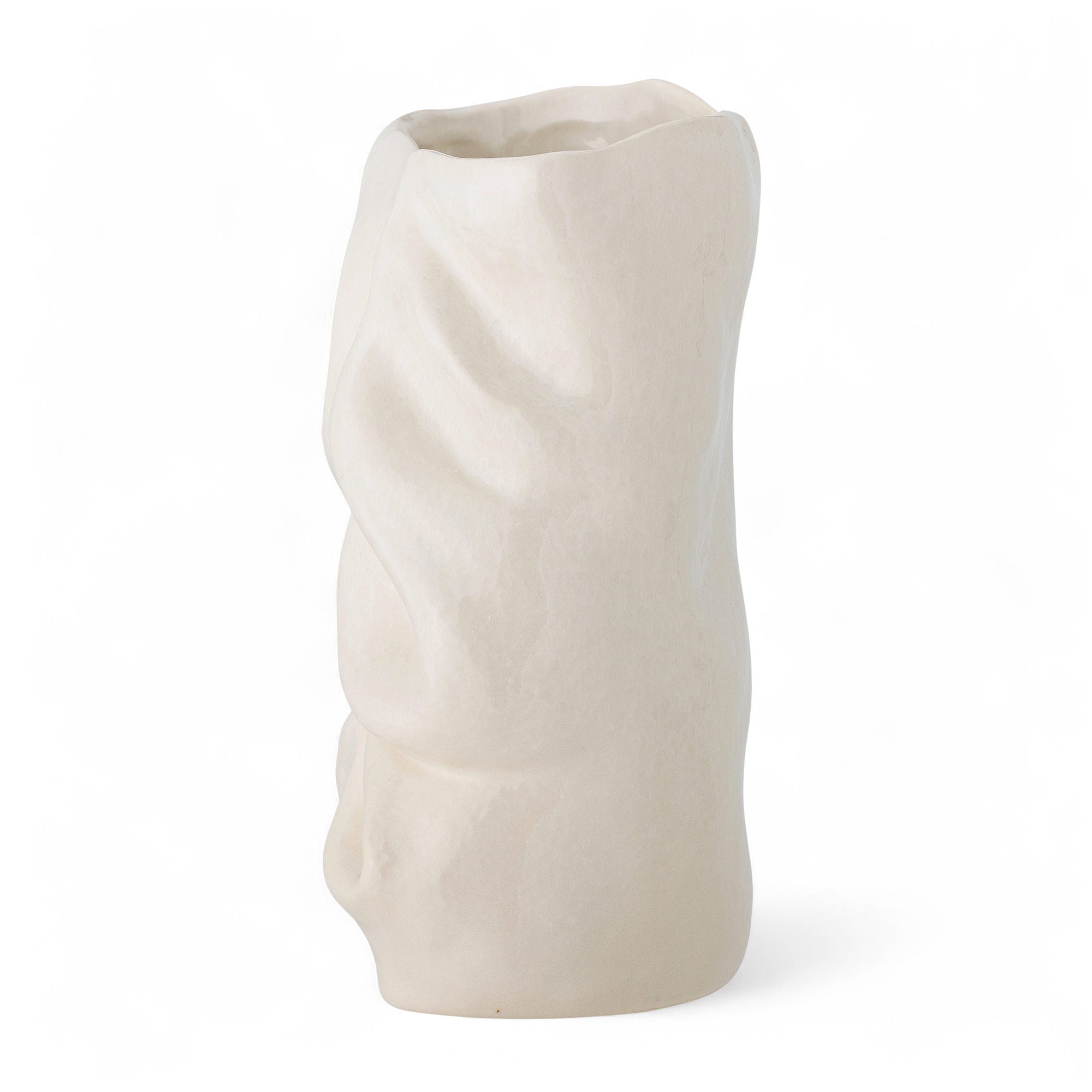 Bloomingville（ブルーミングヴィル）は2000年にデンマークで誕生した北欧インテリアブランドです。創業者ベティーナ・スタメのもと、北欧デザインの伝統に現代的な感性を融合させた製品を展開し、シンプルで温かみのあるライフスタイルを提案しています。ナチュラルな素材や落ち着いた色合いが特徴で、リビングやキッチン、バスルーム、子供部屋などさまざまな空間に自然に調和し、心地よさをもたらします。テーブルウェア、北欧雑貨、キッズアイテムまで幅広く揃え、使いやすさと美しさを兼ね備えたデザインで暮らしを彩ります。「小さな変化で大きな幸せを」というコンセプトのもと、手の届く価格で上質な北欧スタイルを日常に取り入れることができるのも魅力です。ナチュラルインテリアやシンプルモダンな空間づくりに関心のある方に最適なブランドとして、Bloomingvilleはヨーロッパを中心に世界中で高く評価されています。