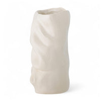 Bloomingville（ブルーミングヴィル）は2000年にデンマークで誕生した北欧インテリアブランドです。創業者ベティーナ・スタメのもと、北欧デザインの伝統に現代的な感性を融合させた製品を展開し、シンプルで温かみのあるライフスタイルを提案しています。ナチュラルな素材や落ち着いた色合いが特徴で、リビングやキッチン、バスルーム、子供部屋などさまざまな空間に自然に調和し、心地よさをもたらします。テーブルウェア、北欧雑貨、キッズアイテムまで幅広く揃え、使いやすさと美しさを兼ね備えたデザインで暮らしを彩ります。「小さな変化で大きな幸せを」というコンセプトのもと、手の届く価格で上質な北欧スタイルを日常に取り入れることができるのも魅力です。ナチュラルインテリアやシンプルモダンな空間づくりに関心のある方に最適なブランドとして、Bloomingvilleはヨーロッパを中心に世界中で高く評価されています。