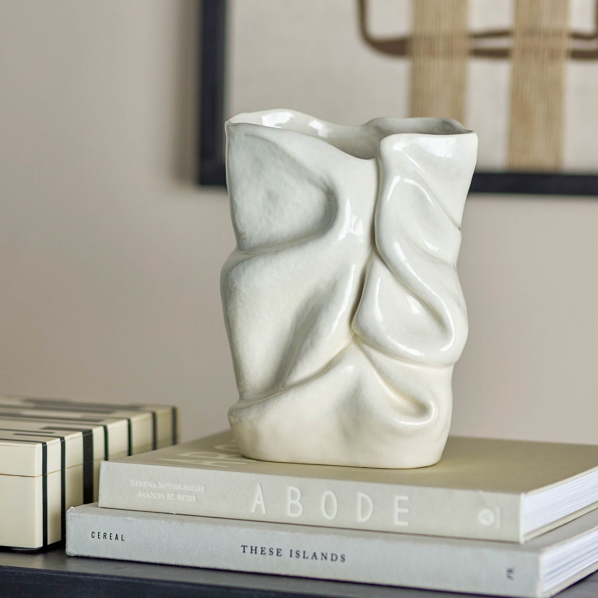 Bloomingville（ブルーミングヴィル）は2000年にデンマークで誕生した北欧インテリアブランドです。創業者ベティーナ・スタメのもと、北欧デザインの伝統に現代的な感性を融合させた製品を展開し、シンプルで温かみのあるライフスタイルを提案しています。ナチュラルな素材や落ち着いた色合いが特徴で、リビングやキッチン、バスルーム、子供部屋などさまざまな空間に自然に調和し、心地よさをもたらします。テーブルウェア、北欧雑貨、キッズアイテムまで幅広く揃え、使いやすさと美しさを兼ね備えたデザインで暮らしを彩ります。「小さな変化で大きな幸せを」というコンセプトのもと、手の届く価格で上質な北欧スタイルを日常に取り入れることができるのも魅力です。ナチュラルインテリアやシンプルモダンな空間づくりに関心のある方に最適なブランドとして、Bloomingvilleはヨーロッパを中心に世界中で高く評価されています。