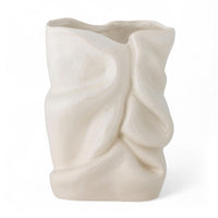 Bloomingville（ブルーミングヴィル）は2000年にデンマークで誕生した北欧インテリアブランドです。創業者ベティーナ・スタメのもと、北欧デザインの伝統に現代的な感性を融合させた製品を展開し、シンプルで温かみのあるライフスタイルを提案しています。ナチュラルな素材や落ち着いた色合いが特徴で、リビングやキッチン、バスルーム、子供部屋などさまざまな空間に自然に調和し、心地よさをもたらします。テーブルウェア、北欧雑貨、キッズアイテムまで幅広く揃え、使いやすさと美しさを兼ね備えたデザインで暮らしを彩ります。「小さな変化で大きな幸せを」というコンセプトのもと、手の届く価格で上質な北欧スタイルを日常に取り入れることができるのも魅力です。ナチュラルインテリアやシンプルモダンな空間づくりに関心のある方に最適なブランドとして、Bloomingvilleはヨーロッパを中心に世界中で高く評価されています。