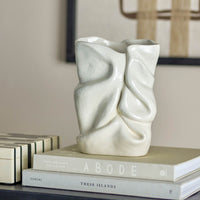 Bloomingville（ブルーミングヴィル）は2000年にデンマークで誕生した北欧インテリアブランドです。創業者ベティーナ・スタメのもと、北欧デザインの伝統に現代的な感性を融合させた製品を展開し、シンプルで温かみのあるライフスタイルを提案しています。ナチュラルな素材や落ち着いた色合いが特徴で、リビングやキッチン、バスルーム、子供部屋などさまざまな空間に自然に調和し、心地よさをもたらします。テーブルウェア、北欧雑貨、キッズアイテムまで幅広く揃え、使いやすさと美しさを兼ね備えたデザインで暮らしを彩ります。「小さな変化で大きな幸せを」というコンセプトのもと、手の届く価格で上質な北欧スタイルを日常に取り入れることができるのも魅力です。ナチュラルインテリアやシンプルモダンな空間づくりに関心のある方に最適なブランドとして、Bloomingvilleはヨーロッパを中心に世界中で高く評価されています。