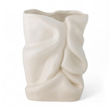 Bloomingville（ブルーミングヴィル）は2000年にデンマークで誕生した北欧インテリアブランドです。創業者ベティーナ・スタメのもと、北欧デザインの伝統に現代的な感性を融合させた製品を展開し、シンプルで温かみのあるライフスタイルを提案しています。ナチュラルな素材や落ち着いた色合いが特徴で、リビングやキッチン、バスルーム、子供部屋などさまざまな空間に自然に調和し、心地よさをもたらします。テーブルウェア、北欧雑貨、キッズアイテムまで幅広く揃え、使いやすさと美しさを兼ね備えたデザインで暮らしを彩ります。「小さな変化で大きな幸せを」というコンセプトのもと、手の届く価格で上質な北欧スタイルを日常に取り入れることができるのも魅力です。ナチュラルインテリアやシンプルモダンな空間づくりに関心のある方に最適なブランドとして、Bloomingvilleはヨーロッパを中心に世界中で高く評価されています。