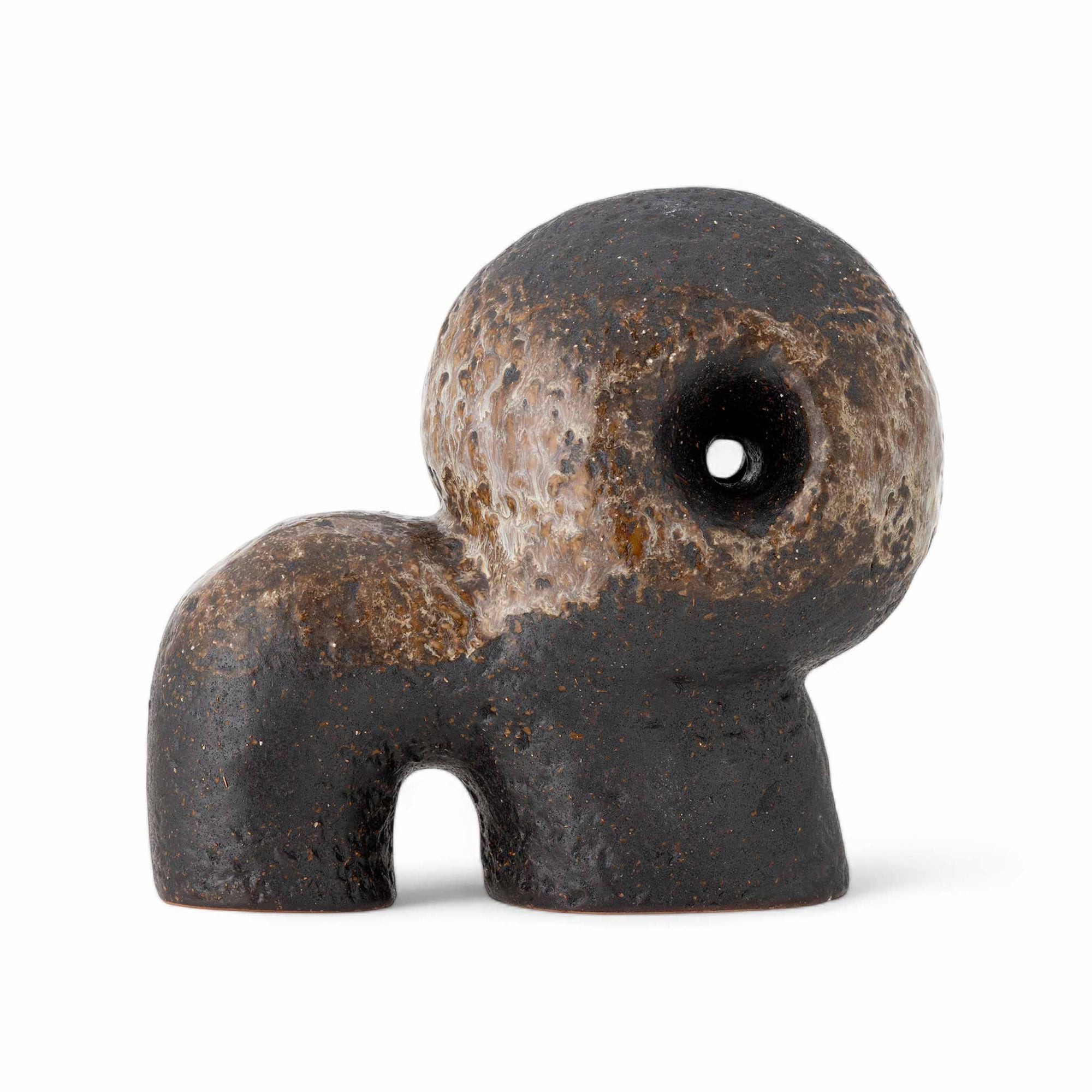 Bloomingville（ブルーミングヴィル）は2000年にデンマークで誕生した北欧インテリアブランドです。創業者ベティーナ・スタメのもと、北欧デザインの伝統に現代的な感性を融合させた製品を展開し、シンプルで温かみのあるライフスタイルを提案しています。ナチュラルな素材や落ち着いた色合いが特徴で、リビングやキッチン、バスルーム、子供部屋などさまざまな空間に自然に調和し、心地よさをもたらします。テーブルウェア、北欧雑貨、キッズアイテムまで幅広く揃え、使いやすさと美しさを兼ね備えたデザインで暮らしを彩ります。「小さな変化で大きな幸せを」というコンセプトのもと、手の届く価格で上質な北欧スタイルを日常に取り入れることができるのも魅力です。ナチュラルインテリアやシンプルモダンな空間づくりに関心のある方に最適なブランドとして、Bloomingvilleはヨーロッパを中心に世界中で高く評価されています。