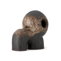 Bloomingville（ブルーミングヴィル）は2000年にデンマークで誕生した北欧インテリアブランドです。創業者ベティーナ・スタメのもと、北欧デザインの伝統に現代的な感性を融合させた製品を展開し、シンプルで温かみのあるライフスタイルを提案しています。ナチュラルな素材や落ち着いた色合いが特徴で、リビングやキッチン、バスルーム、子供部屋などさまざまな空間に自然に調和し、心地よさをもたらします。テーブルウェア、北欧雑貨、キッズアイテムまで幅広く揃え、使いやすさと美しさを兼ね備えたデザインで暮らしを彩ります。「小さな変化で大きな幸せを」というコンセプトのもと、手の届く価格で上質な北欧スタイルを日常に取り入れることができるのも魅力です。ナチュラルインテリアやシンプルモダンな空間づくりに関心のある方に最適なブランドとして、Bloomingvilleはヨーロッパを中心に世界中で高く評価されています。