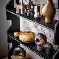 Bloomingville（ブルーミングヴィル）は2000年にデンマークで誕生した北欧インテリアブランドです。創業者ベティーナ・スタメのもと、北欧デザインの伝統に現代的な感性を融合させた製品を展開し、シンプルで温かみのあるライフスタイルを提案しています。ナチュラルな素材や落ち着いた色合いが特徴で、リビングやキッチン、バスルーム、子供部屋などさまざまな空間に自然に調和し、心地よさをもたらします。テーブルウェア、北欧雑貨、キッズアイテムまで幅広く揃え、使いやすさと美しさを兼ね備えたデザインで暮らしを彩ります。「小さな変化で大きな幸せを」というコンセプトのもと、手の届く価格で上質な北欧スタイルを日常に取り入れることができるのも魅力です。ナチュラルインテリアやシンプルモダンな空間づくりに関心のある方に最適なブランドとして、Bloomingvilleはヨーロッパを中心に世界中で高く評価されています。