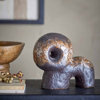 Bloomingville（ブルーミングヴィル）は2000年にデンマークで誕生した北欧インテリアブランドです。創業者ベティーナ・スタメのもと、北欧デザインの伝統に現代的な感性を融合させた製品を展開し、シンプルで温かみのあるライフスタイルを提案しています。ナチュラルな素材や落ち着いた色合いが特徴で、リビングやキッチン、バスルーム、子供部屋などさまざまな空間に自然に調和し、心地よさをもたらします。テーブルウェア、北欧雑貨、キッズアイテムまで幅広く揃え、使いやすさと美しさを兼ね備えたデザインで暮らしを彩ります。「小さな変化で大きな幸せを」というコンセプトのもと、手の届く価格で上質な北欧スタイルを日常に取り入れることができるのも魅力です。ナチュラルインテリアやシンプルモダンな空間づくりに関心のある方に最適なブランドとして、Bloomingvilleはヨーロッパを中心に世界中で高く評価されています。