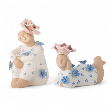 Bloomingville（ブルーミングヴィル）は2000年にデンマークで誕生した北欧インテリアブランドです。創業者ベティーナ・スタメのもと、北欧デザインの伝統に現代的な感性を融合させた製品を展開し、シンプルで温かみのあるライフスタイルを提案しています。ナチュラルな素材や落ち着いた色合いが特徴で、リビングやキッチン、バスルーム、子供部屋などさまざまな空間に自然に調和し、心地よさをもたらします。テーブルウェア、北欧雑貨、キッズアイテムまで幅広く揃え、使いやすさと美しさを兼ね備えたデザインで暮らしを彩ります。「小さな変化で大きな幸せを」というコンセプトのもと、手の届く価格で上質な北欧スタイルを日常に取り入れることができるのも魅力です。ナチュラルインテリアやシンプルモダンな空間づくりに関心のある方に最適なブランドとして、Bloomingvilleはヨーロッパを中心に世界中で高く評価されています。